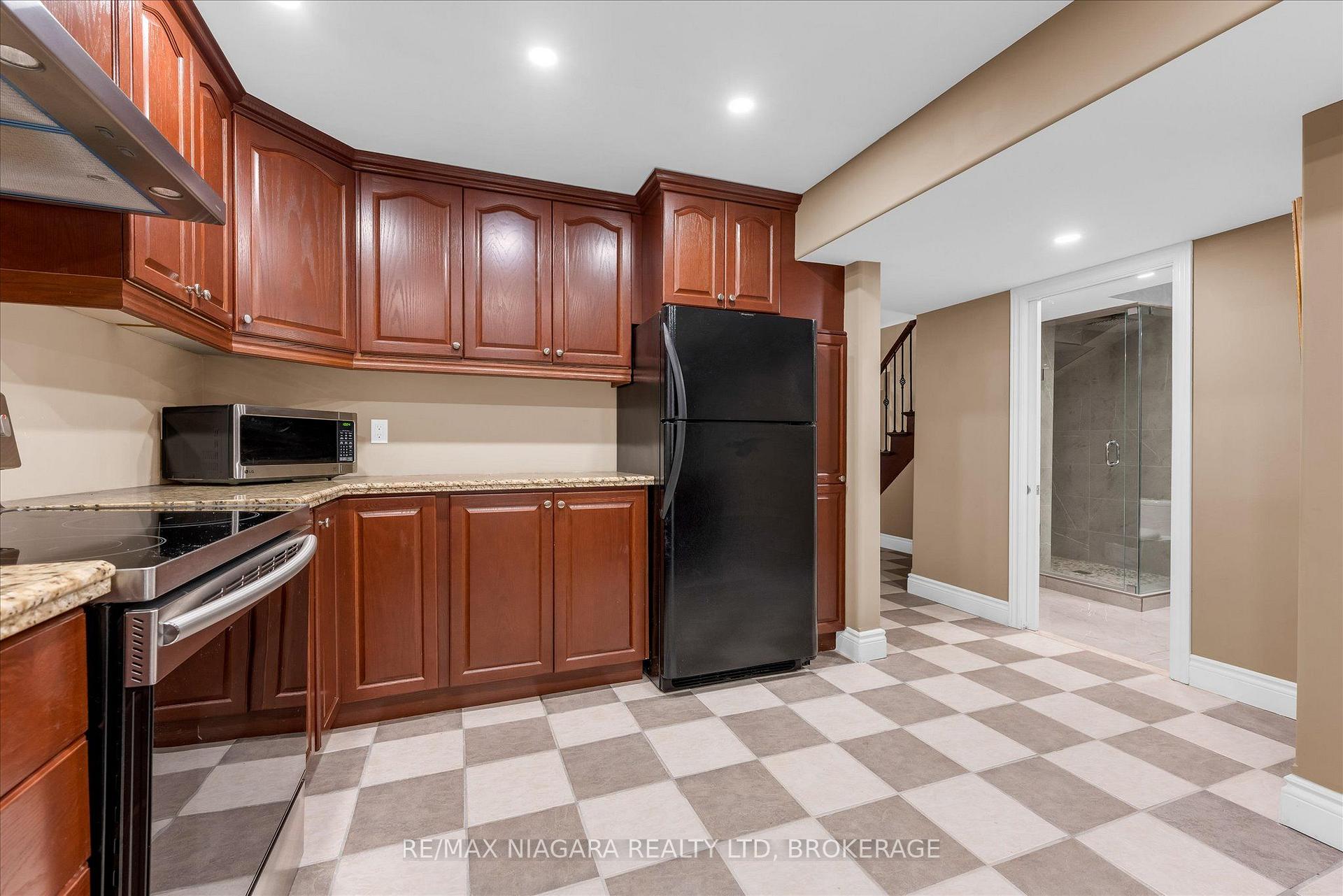 Photo 20 of 404 Wright Crescent, Niagara-on-the-Lake, Glendale — HOMEH
