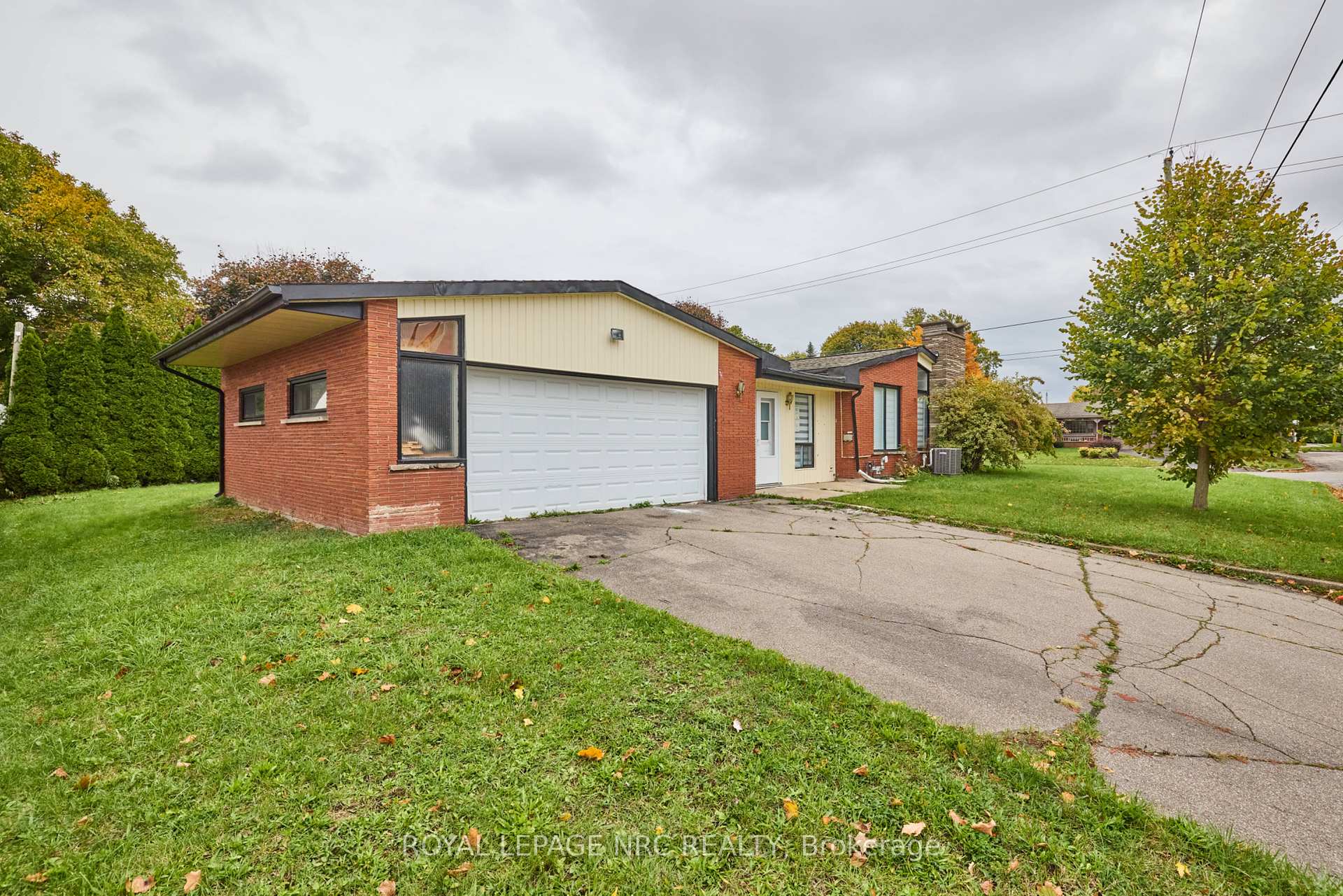 Photo 6 of 6673 Huggins Street, Niagara Falls, Stamford — HOMEH