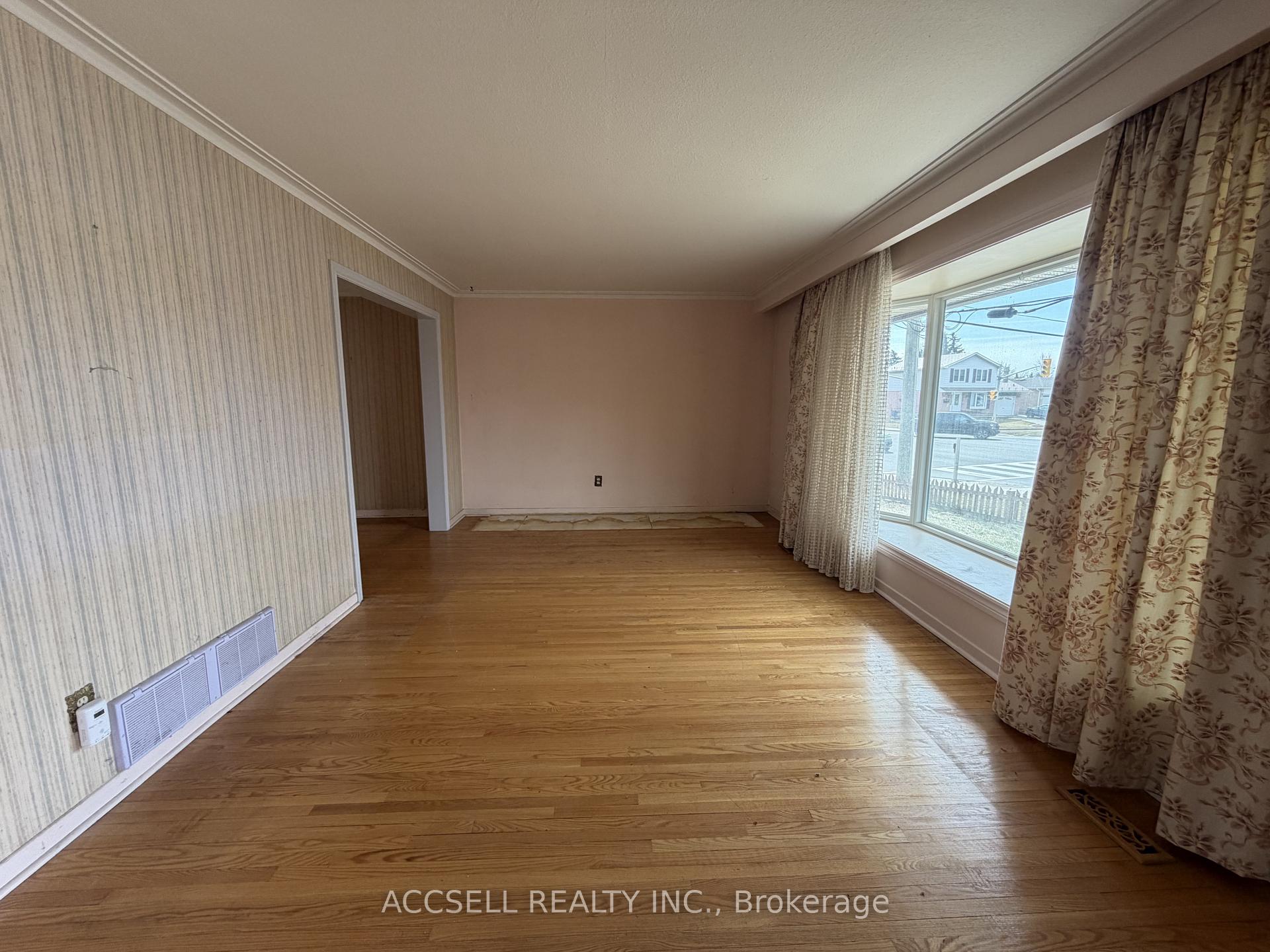 Photo 4 of 135 Mountainview Road S, Halton Hills, Georgetown — HOMEH