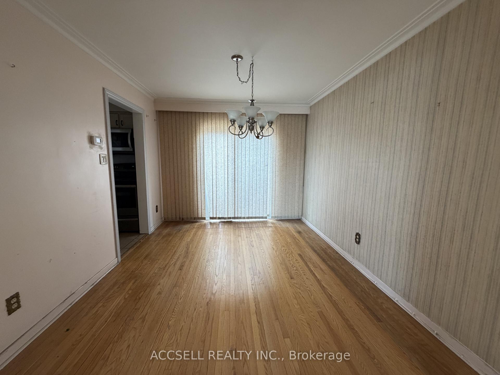 Photo 5 of 135 Mountainview Road S, Halton Hills, Georgetown — HOMEH
