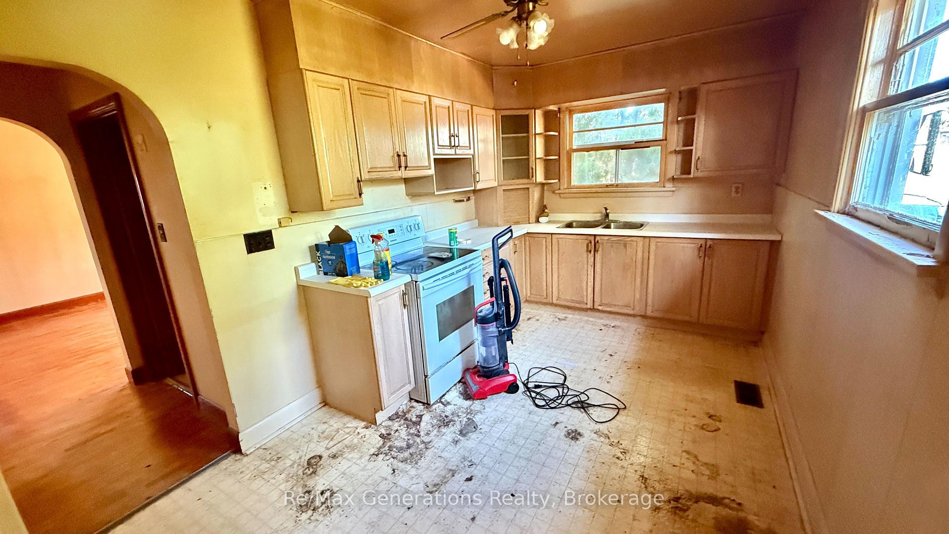 Photo 3 of 1019 Francis Street W, Thunder Bay, Westfort — HOMEH