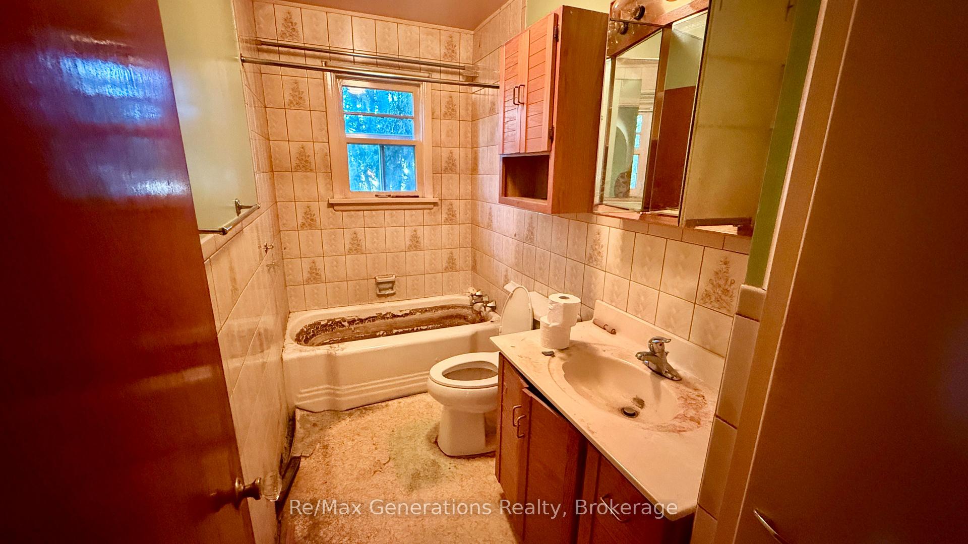 Photo 4 of 1019 Francis Street W, Thunder Bay, Westfort — HOMEH