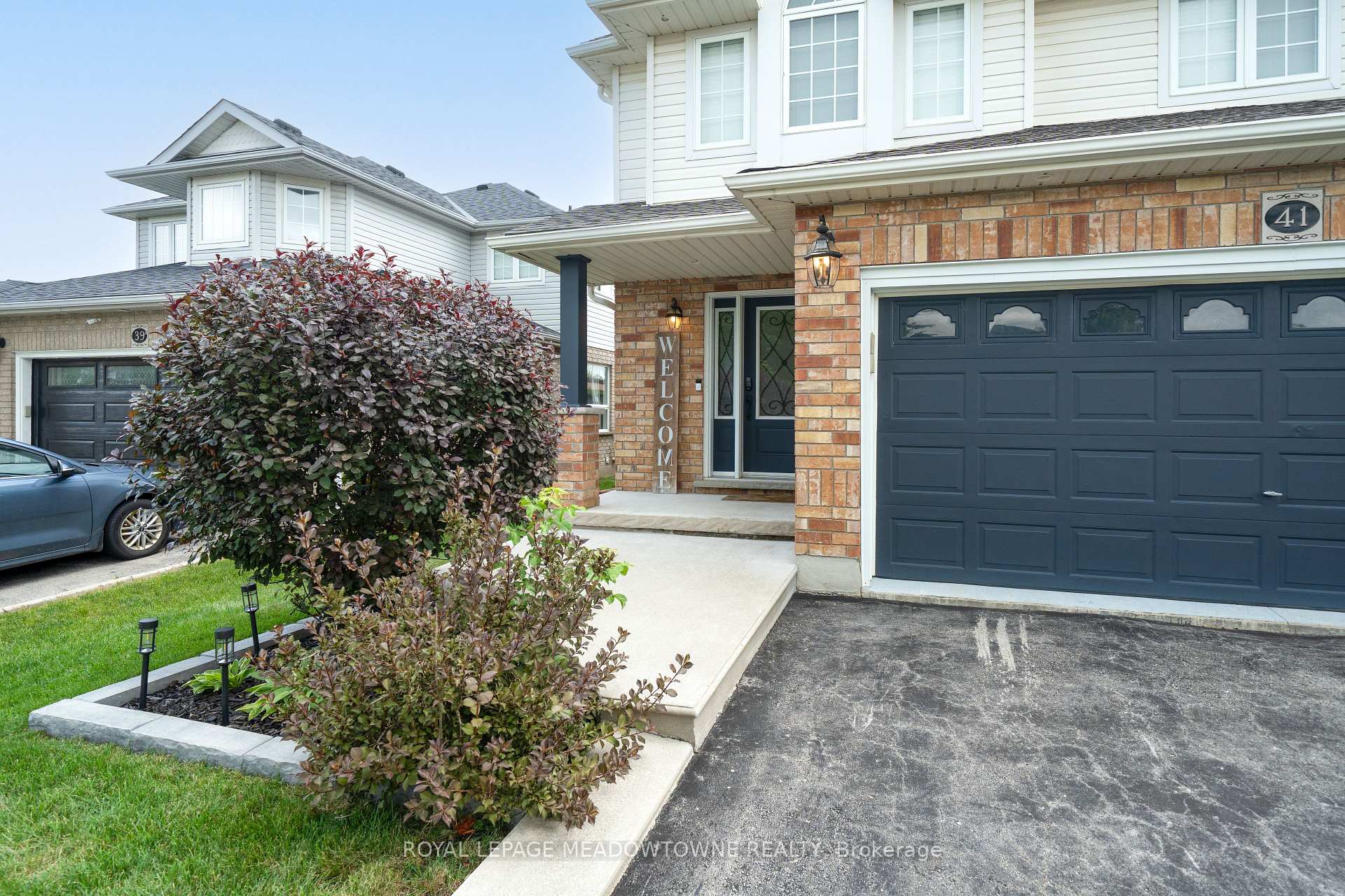 Photo 4 of 41 Beardmore Crescent, Halton Hills, Acton — HOMEH