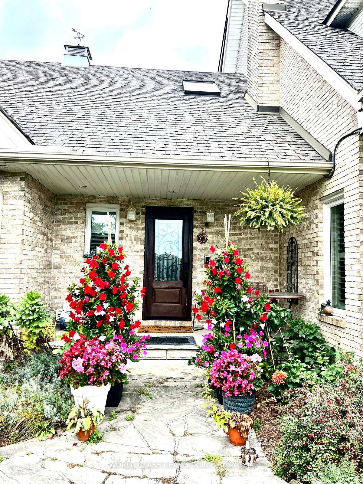Photo 2 of 155 Meadowland Crescent, Milton, Campbellville — HOMEH