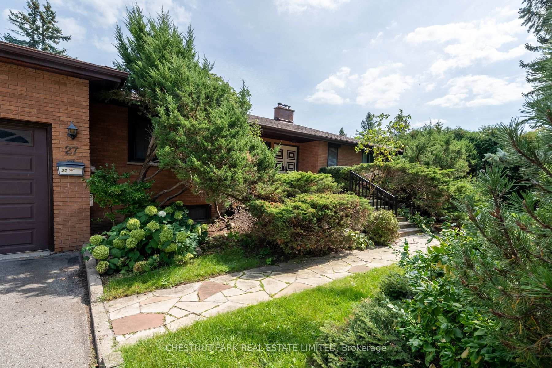 Photo 2 of 27 Oakcrest Avenue, Markham, Village Green-South Unionville — HOMEH