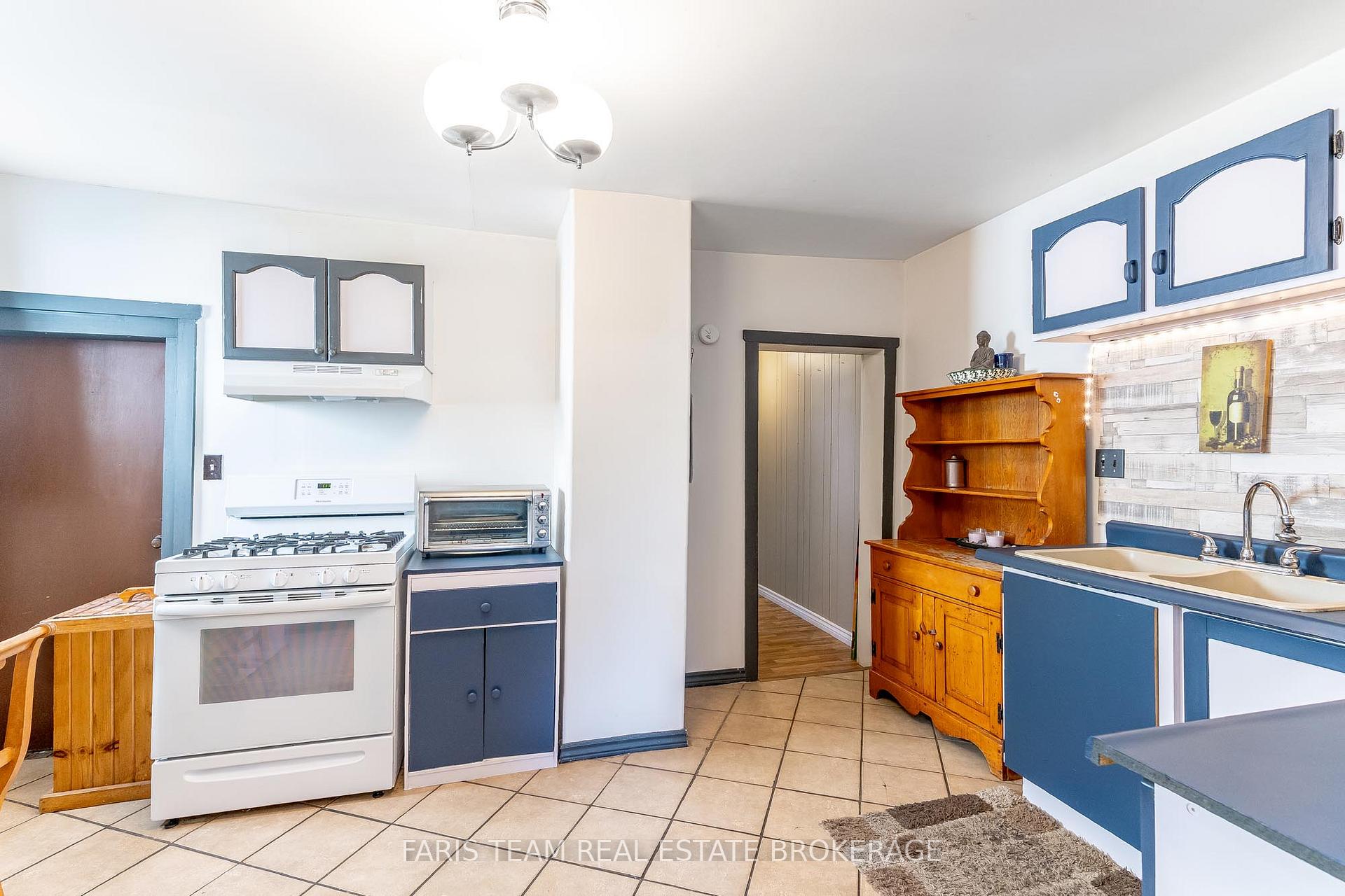 Photo 8 of 390 Mildred Street, Midland — HOMEH