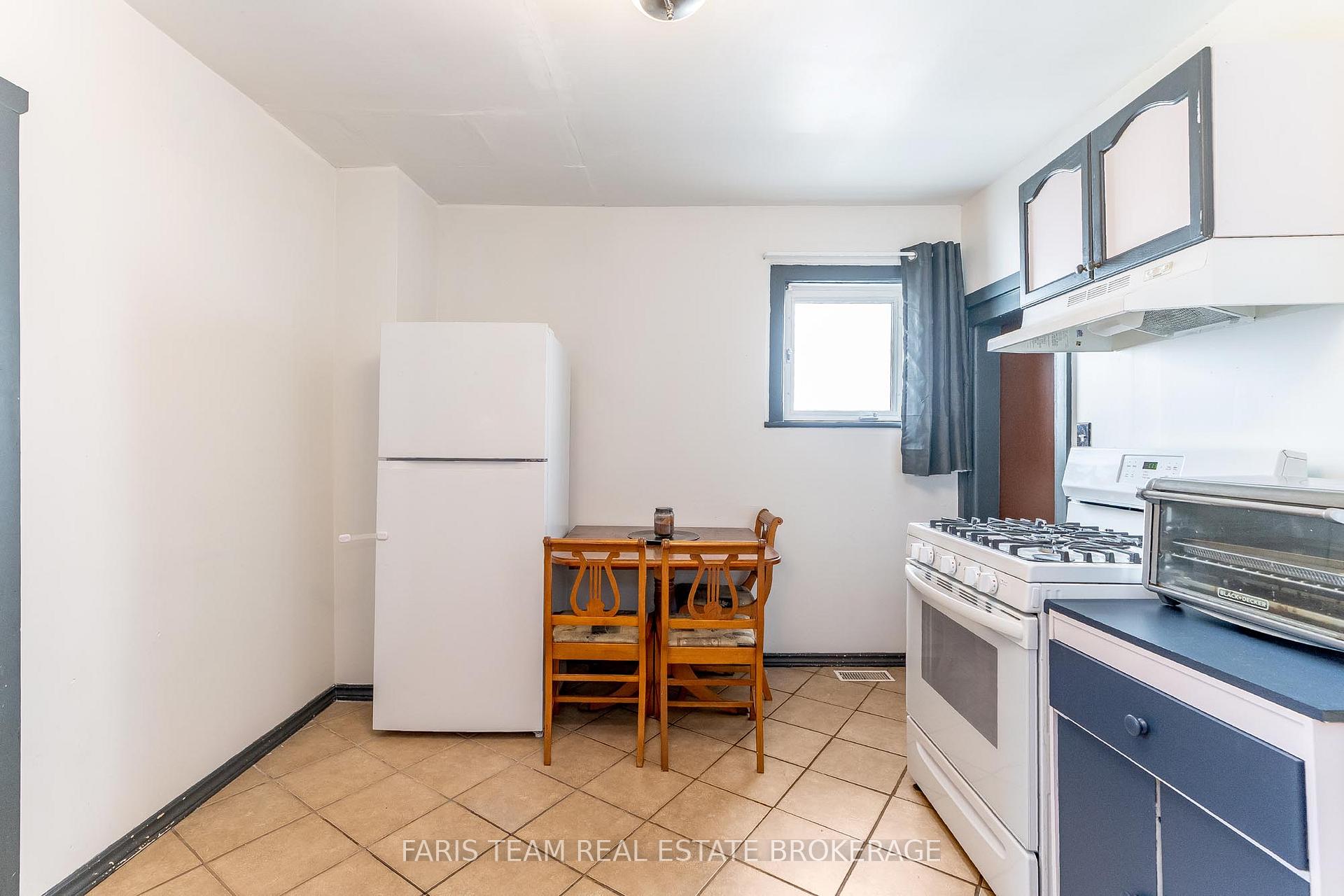 Photo 10 of 390 Mildred Street, Midland — HOMEH
