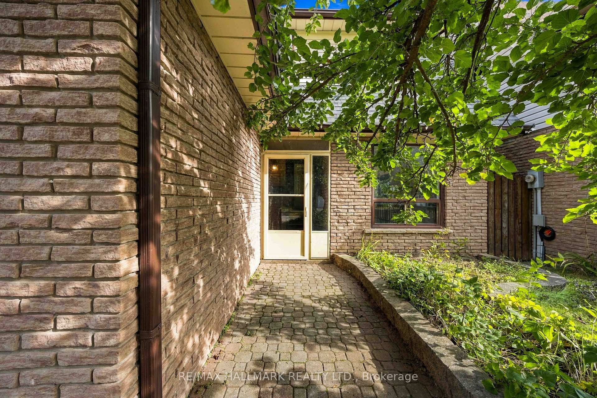 Photo 2 of 516 Creekview Circle, Pickering, West Shore — HOMEH