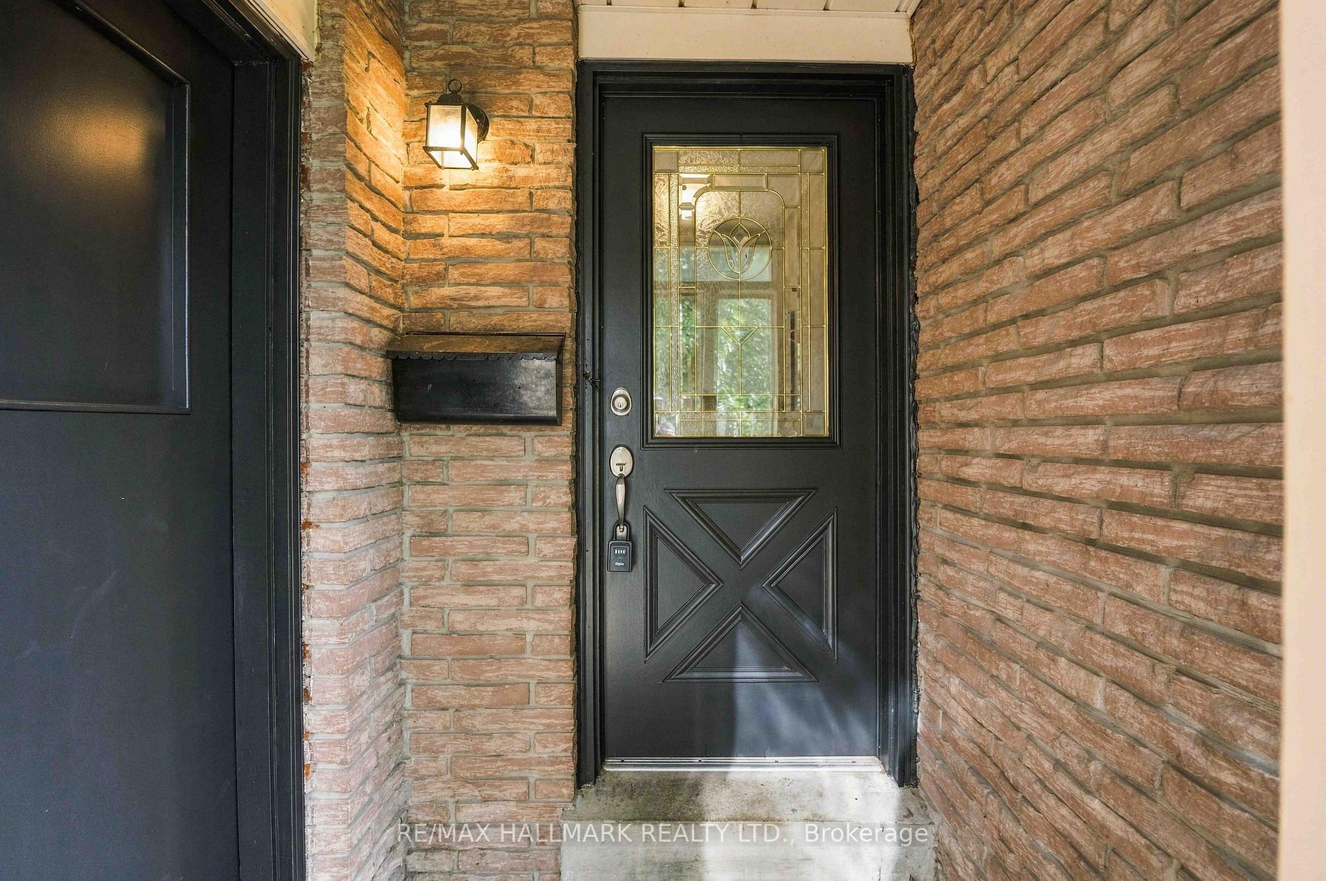 Photo 3 of 516 Creekview Circle, Pickering, West Shore — HOMEH