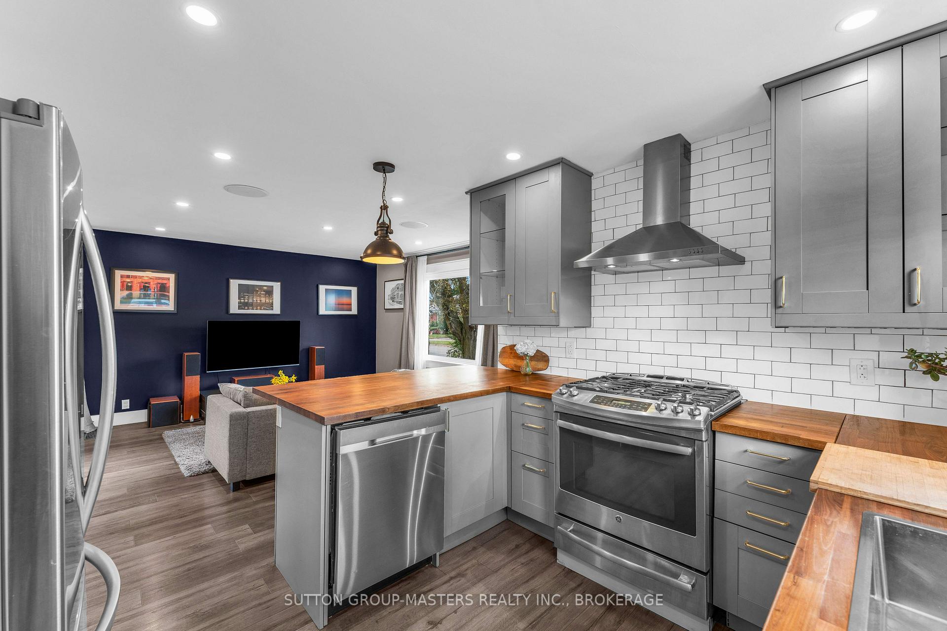 Photo 11 of 945 Victoria Street, Kingston, East of Sir John A. Blvd — HOMEH