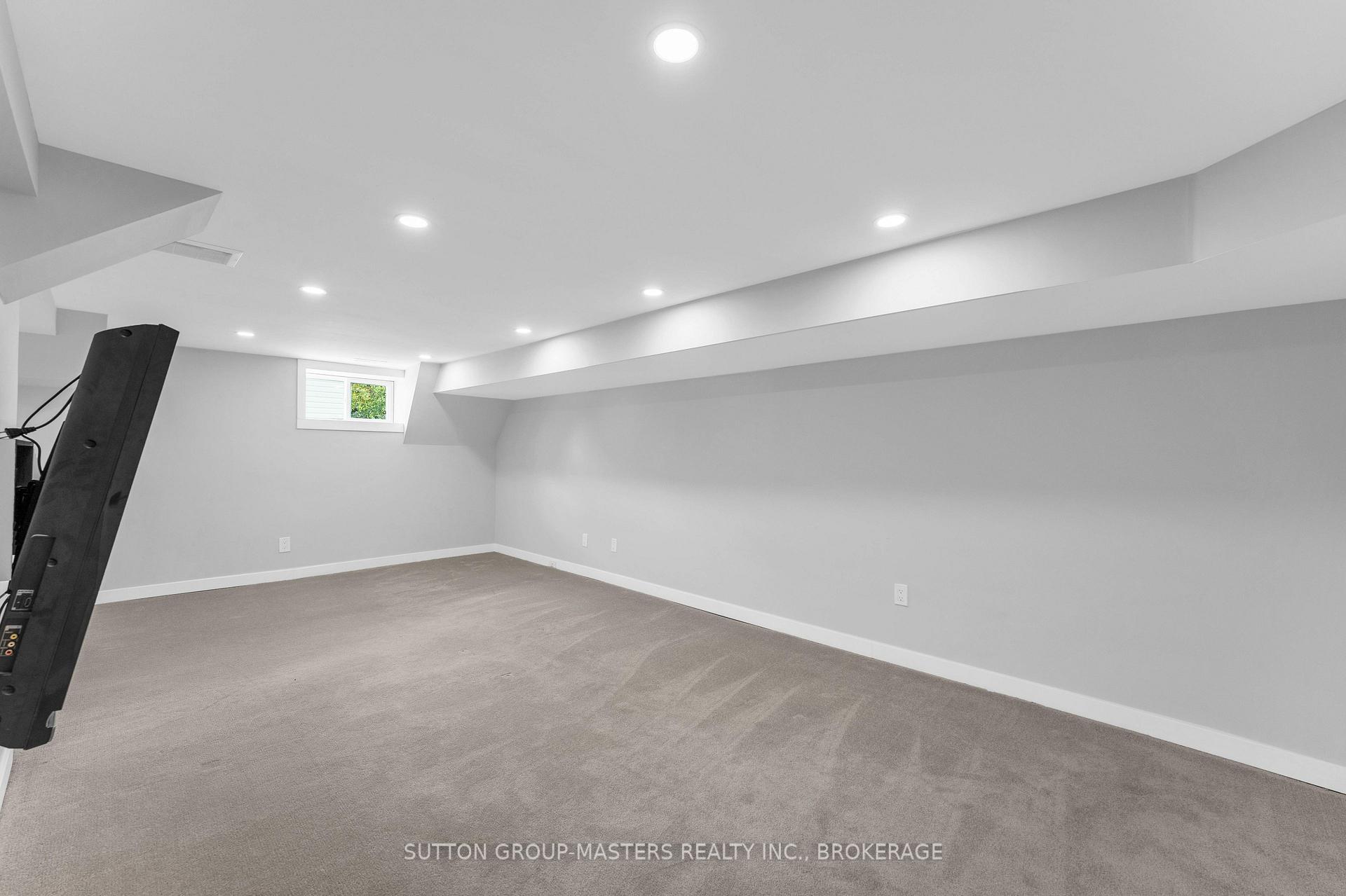 Photo 25 of 945 Victoria Street, Kingston, East of Sir John A. Blvd — HOMEH
