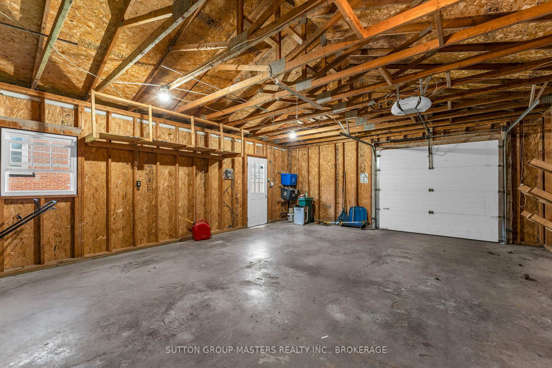 Photo 36 of 945 Victoria Street, Kingston, East of Sir John A. Blvd — HOMEH