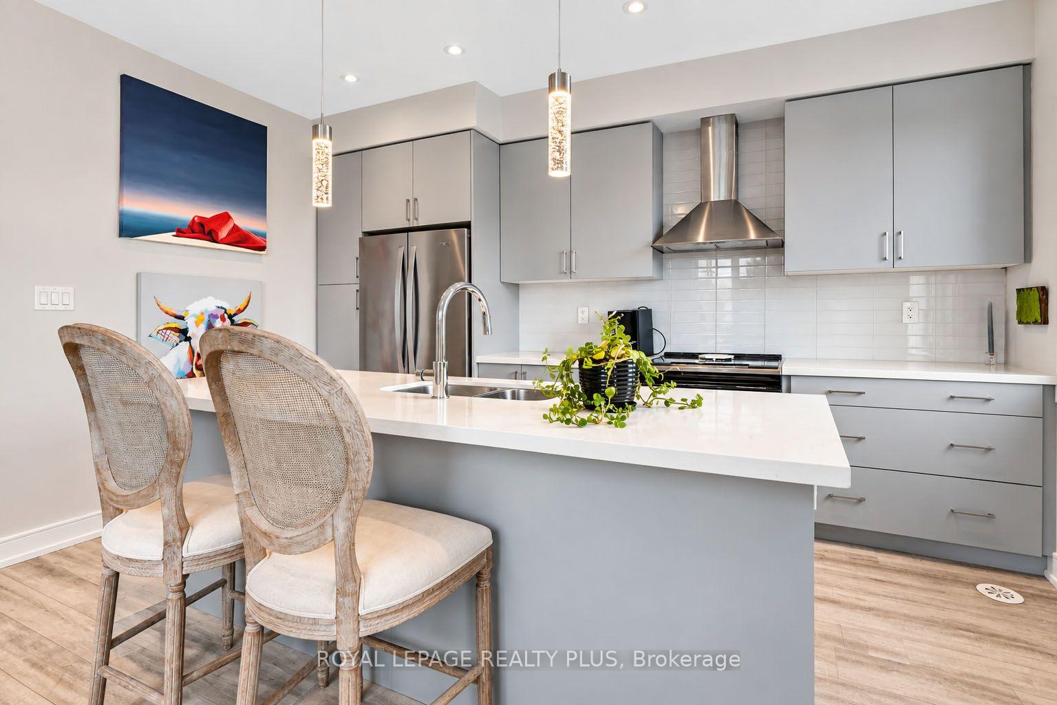 Photo 4 of 560 Rapids Lane, Mississauga, Lakeview — HOMEH
