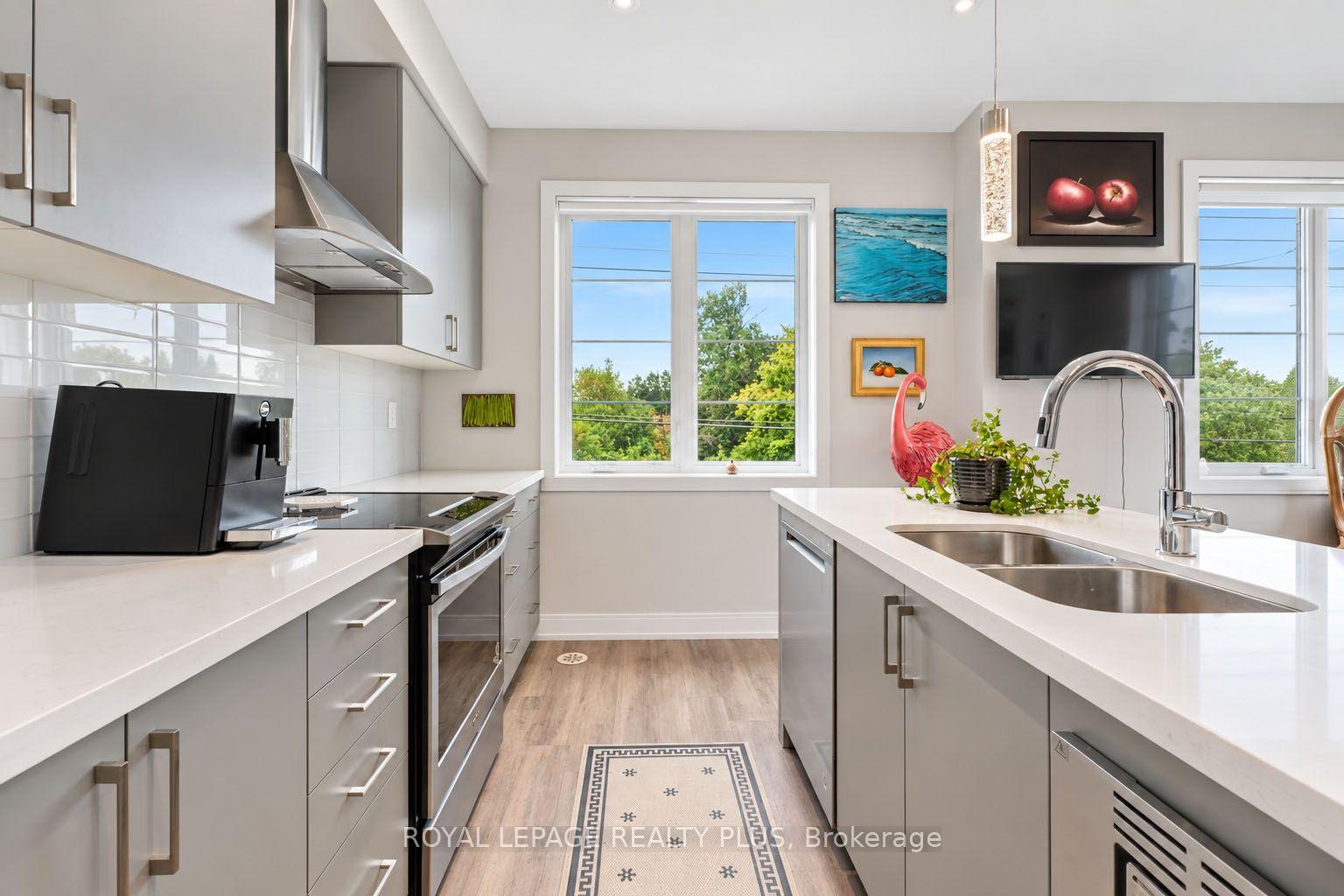 Photo 6 of 560 Rapids Lane, Mississauga, Lakeview — HOMEH