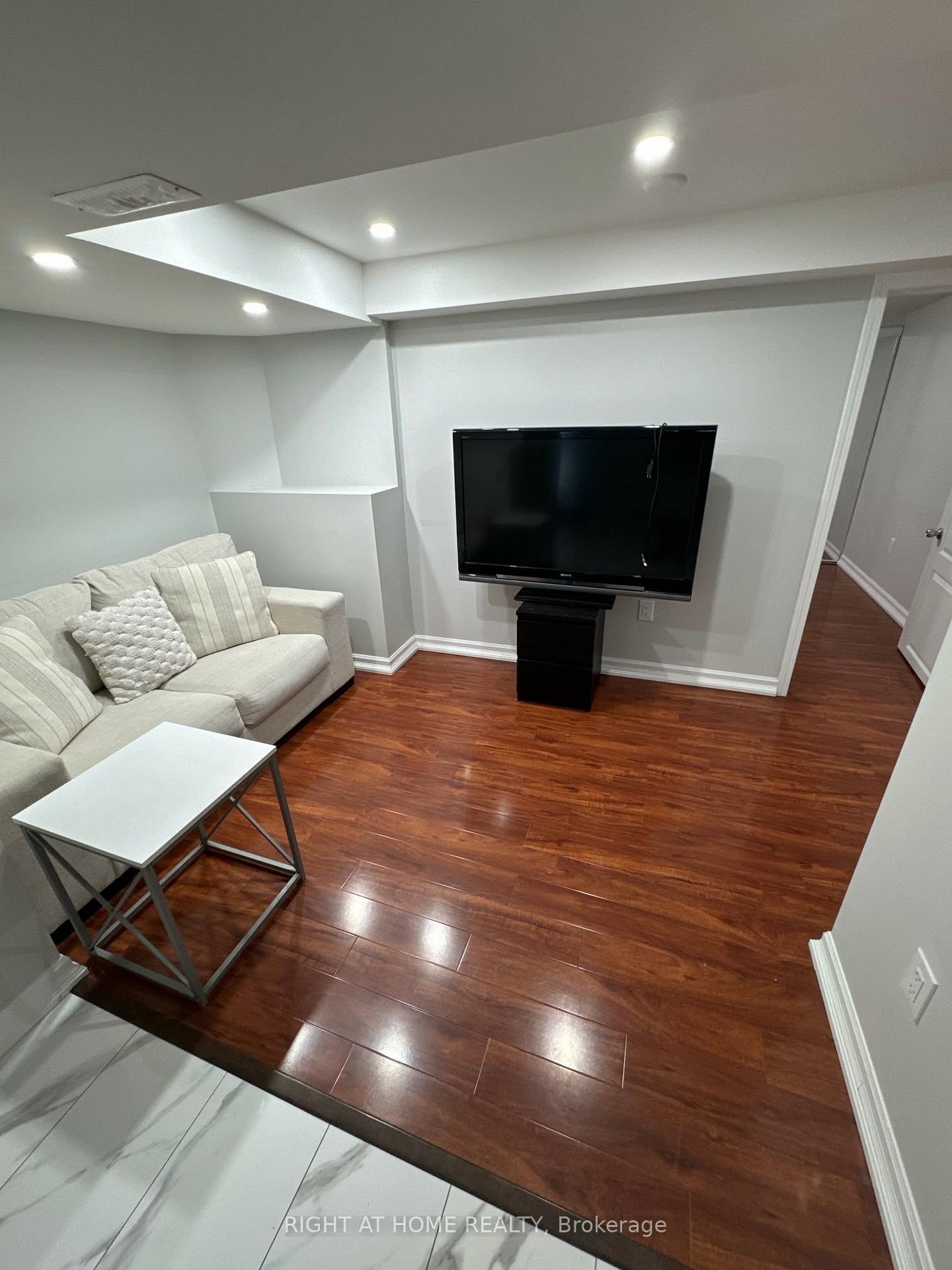 Photo 3 of Unit Lower, 314 Harrowsmith Drive, Mississauga, Hurontario — HOMEH