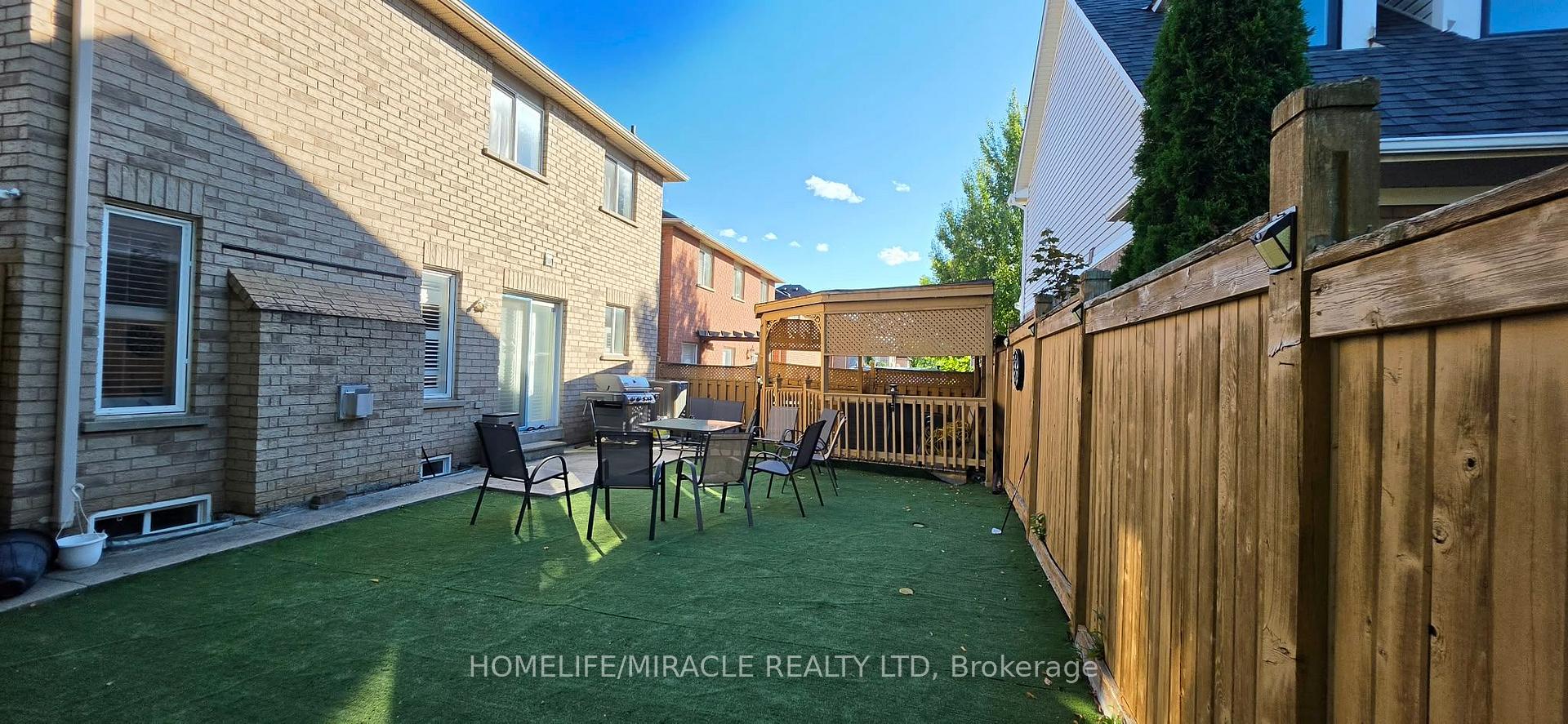 Photo 5 of 160 Queen Mary Drive, Brampton, Fletcher's Meadow — HOMEH