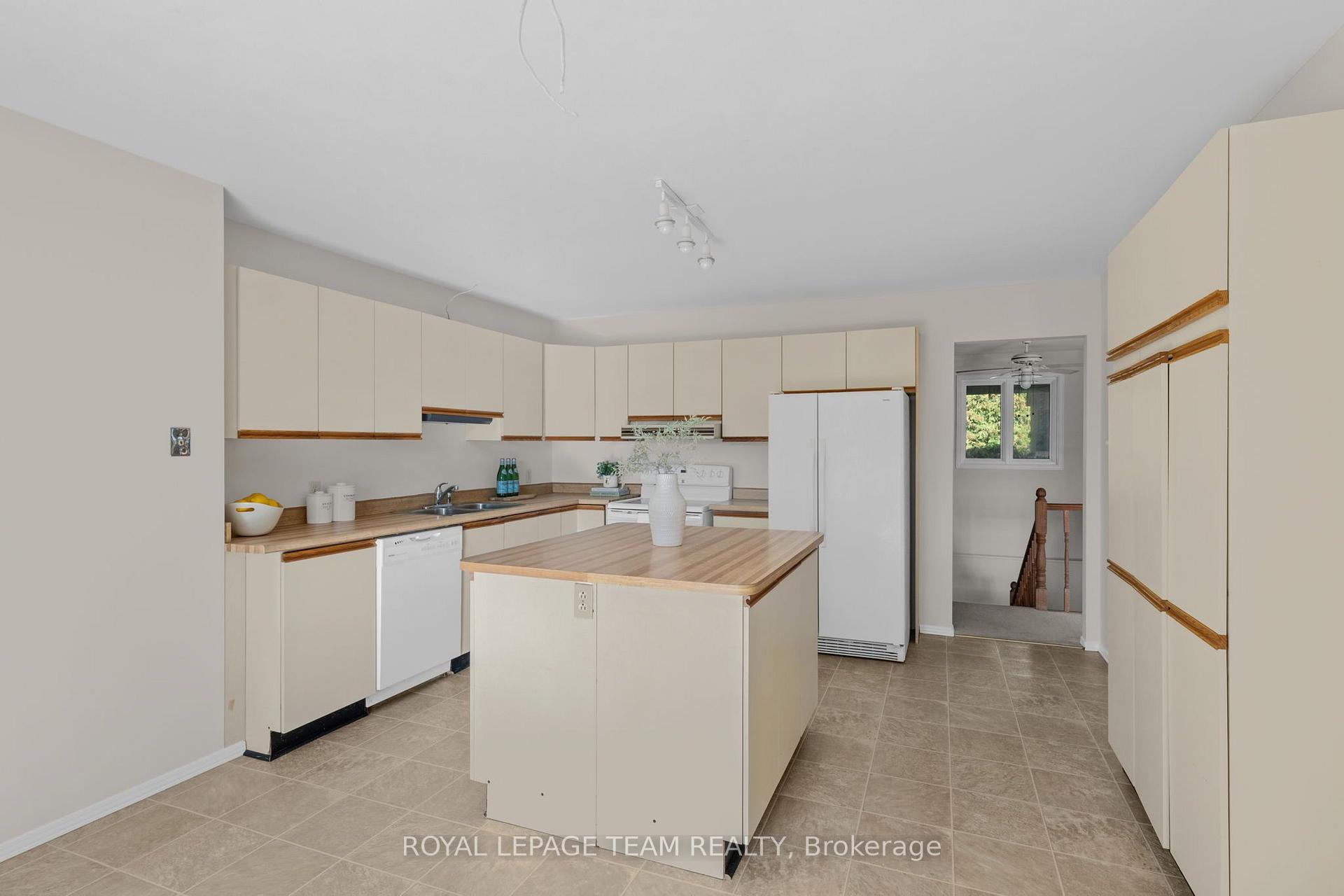 Photo 11 of 6591 Marina Drive, Ottawa, Manotick South to Roger Stevens — HOMEH