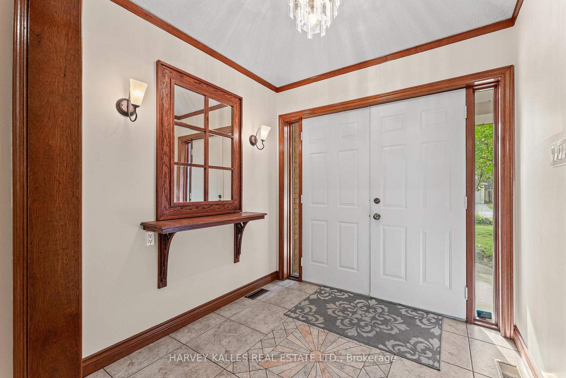 Photo 3 of 113 Bond Crescent, Richmond Hill, Oak Ridges — HOMEH
