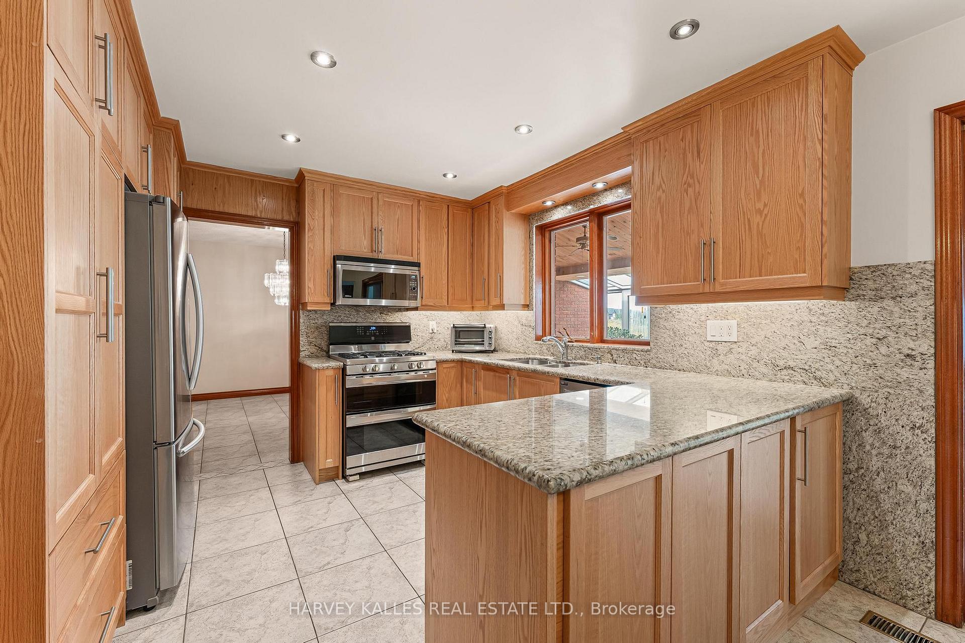 Photo 5 of 113 Bond Crescent, Richmond Hill, Oak Ridges — HOMEH
