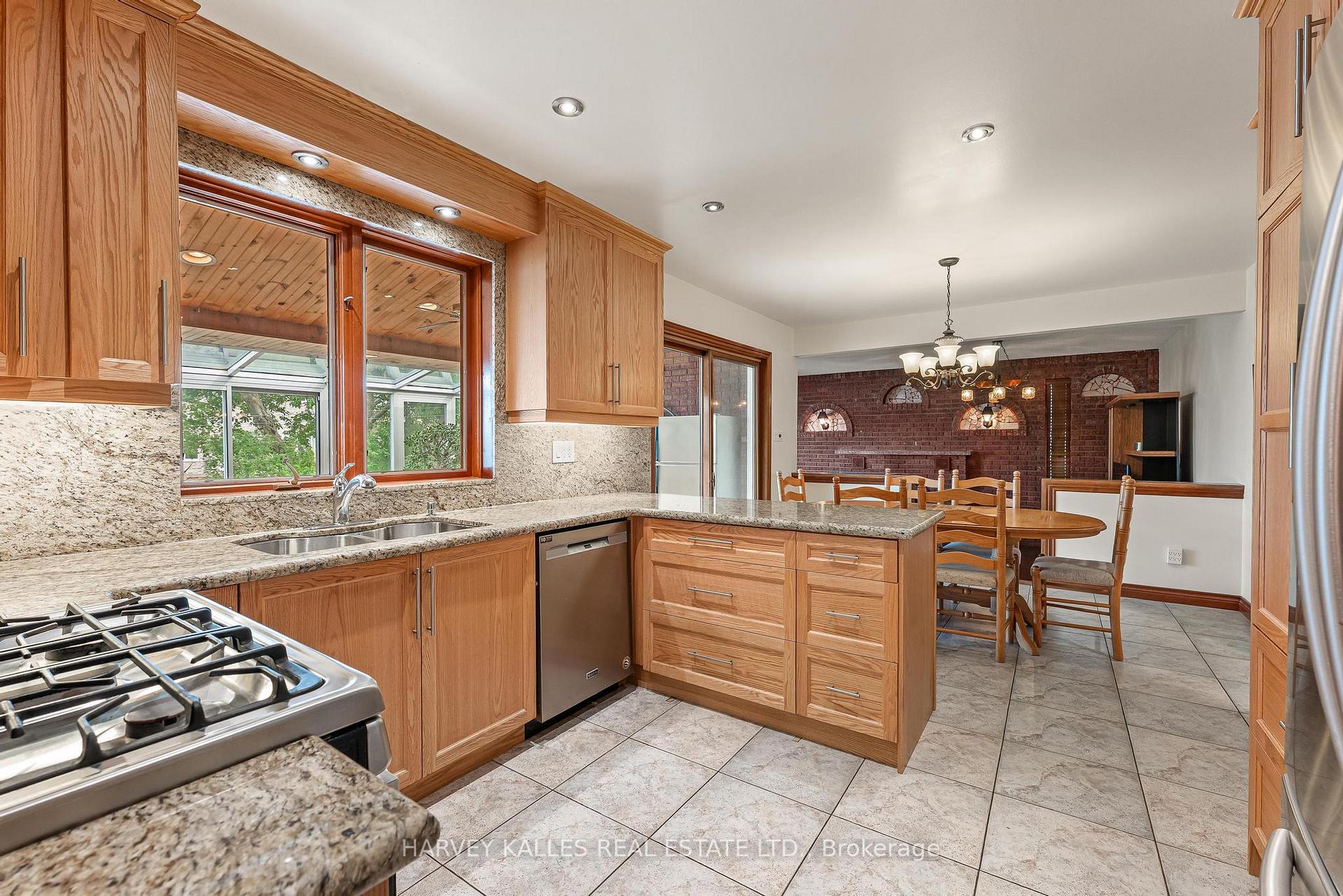 Photo 6 of 113 Bond Crescent, Richmond Hill, Oak Ridges — HOMEH