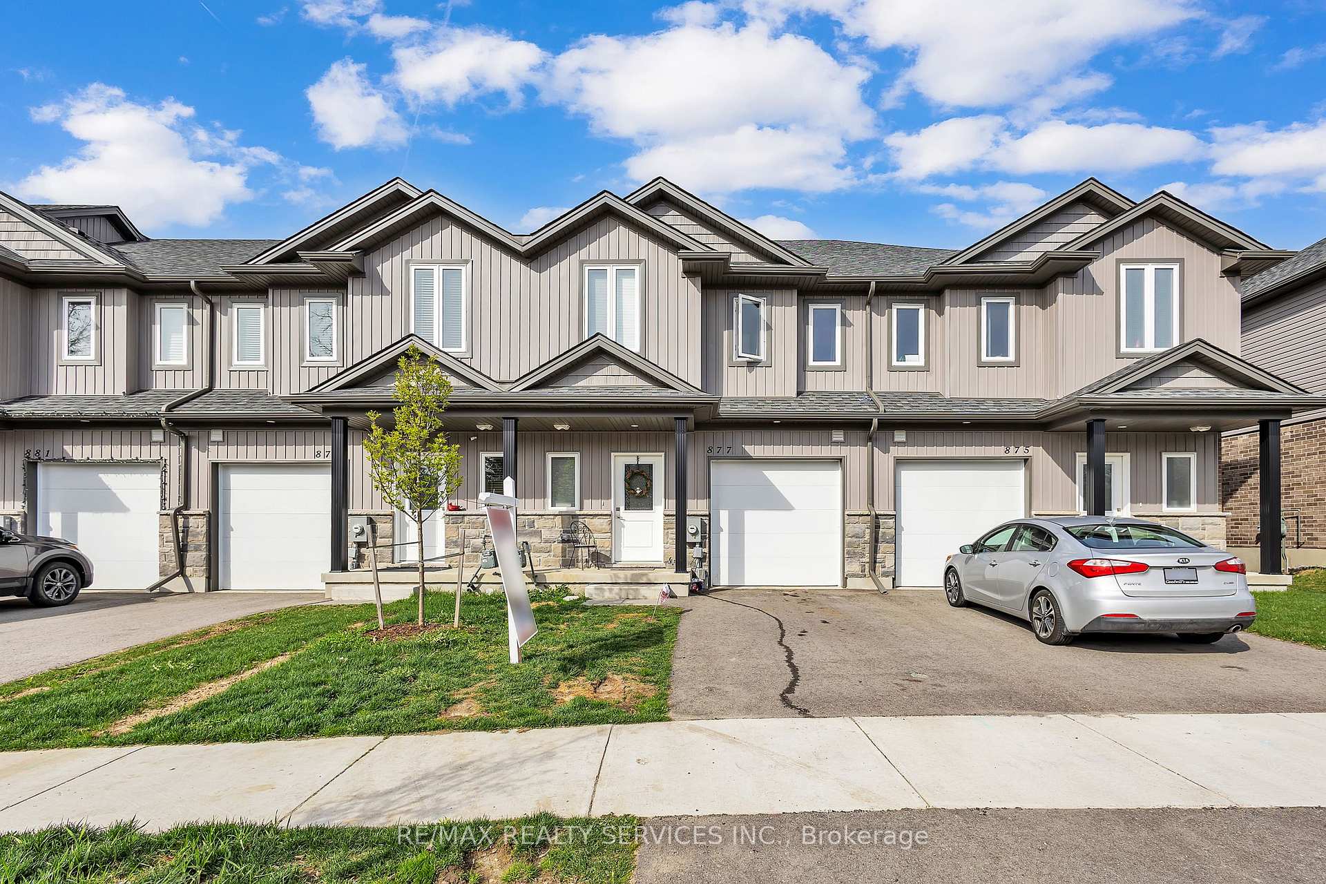 Photo 3 of 877 Edinburgh Drive, Woodstock, Woodstock - North — HOMEH