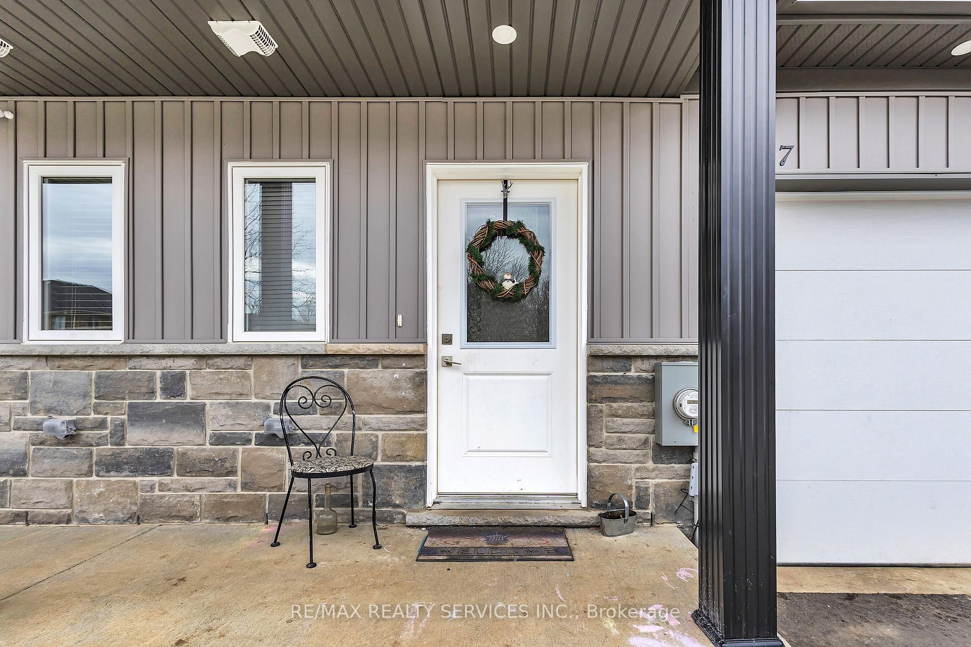Photo 5 of 877 Edinburgh Drive, Woodstock, Woodstock - North — HOMEH