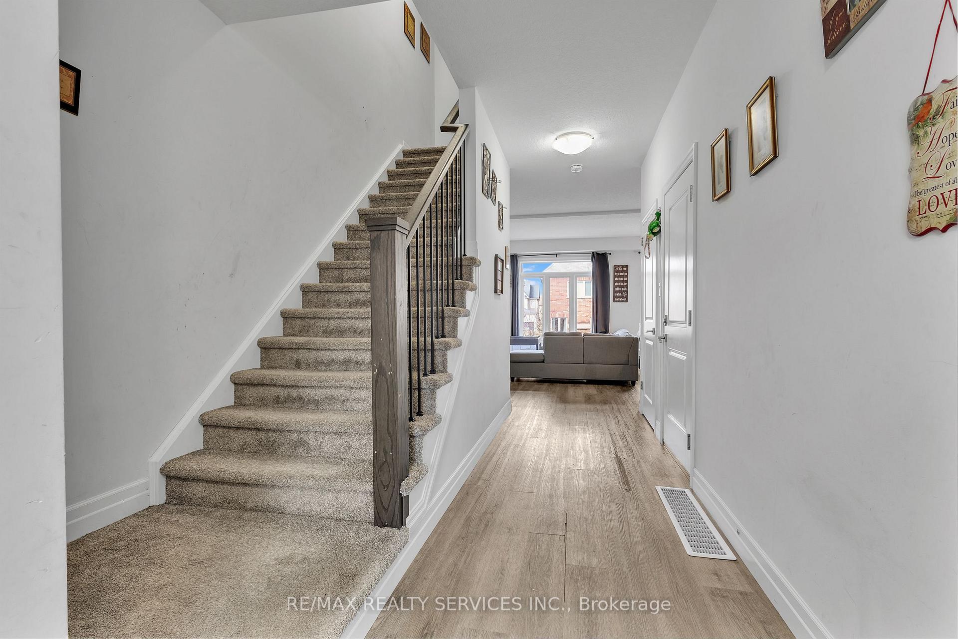 Photo 8 of 877 Edinburgh Drive, Woodstock, Woodstock - North — HOMEH