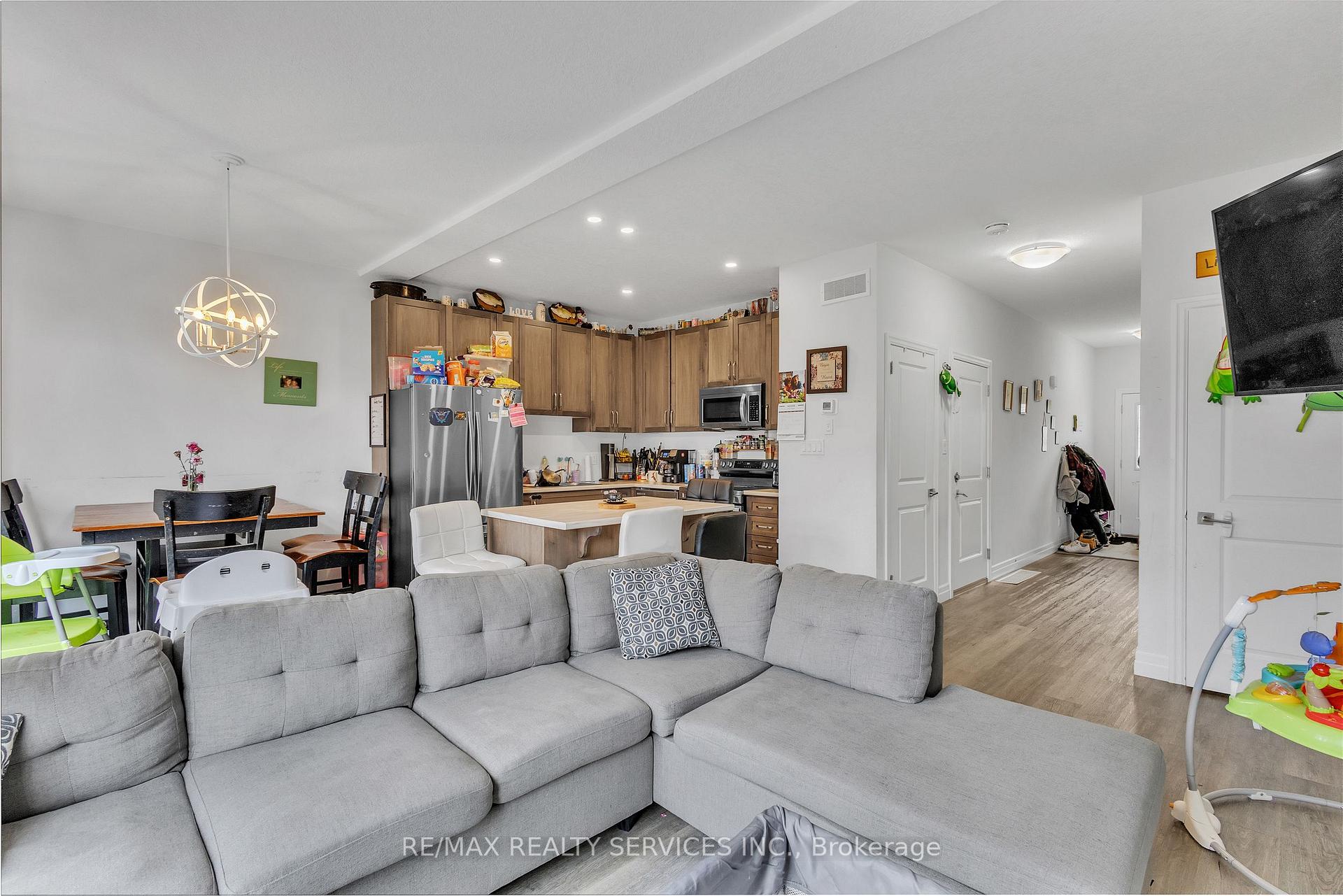 Photo 9 of 877 Edinburgh Drive, Woodstock, Woodstock - North — HOMEH