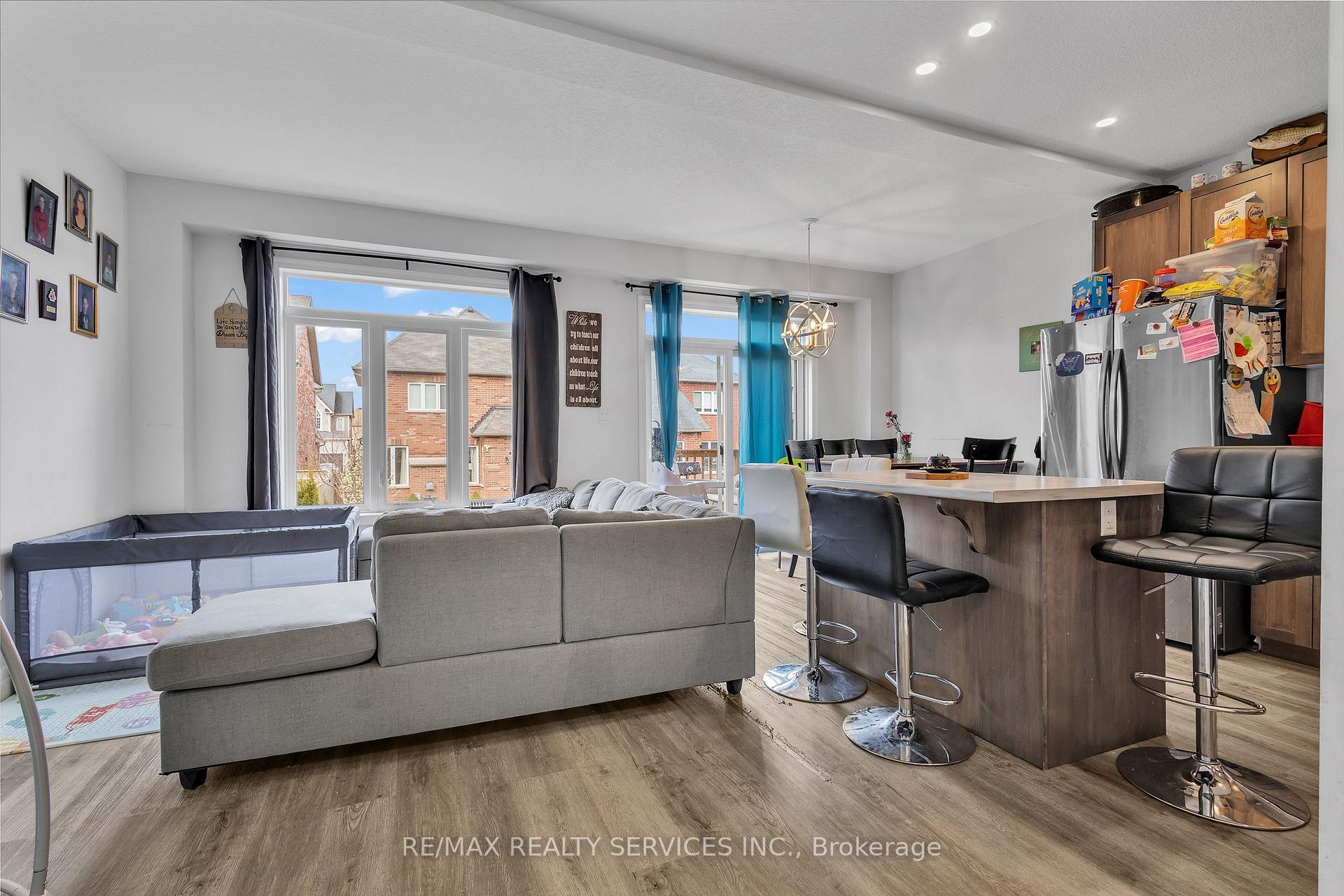 Photo 10 of 877 Edinburgh Drive, Woodstock, Woodstock - North — HOMEH