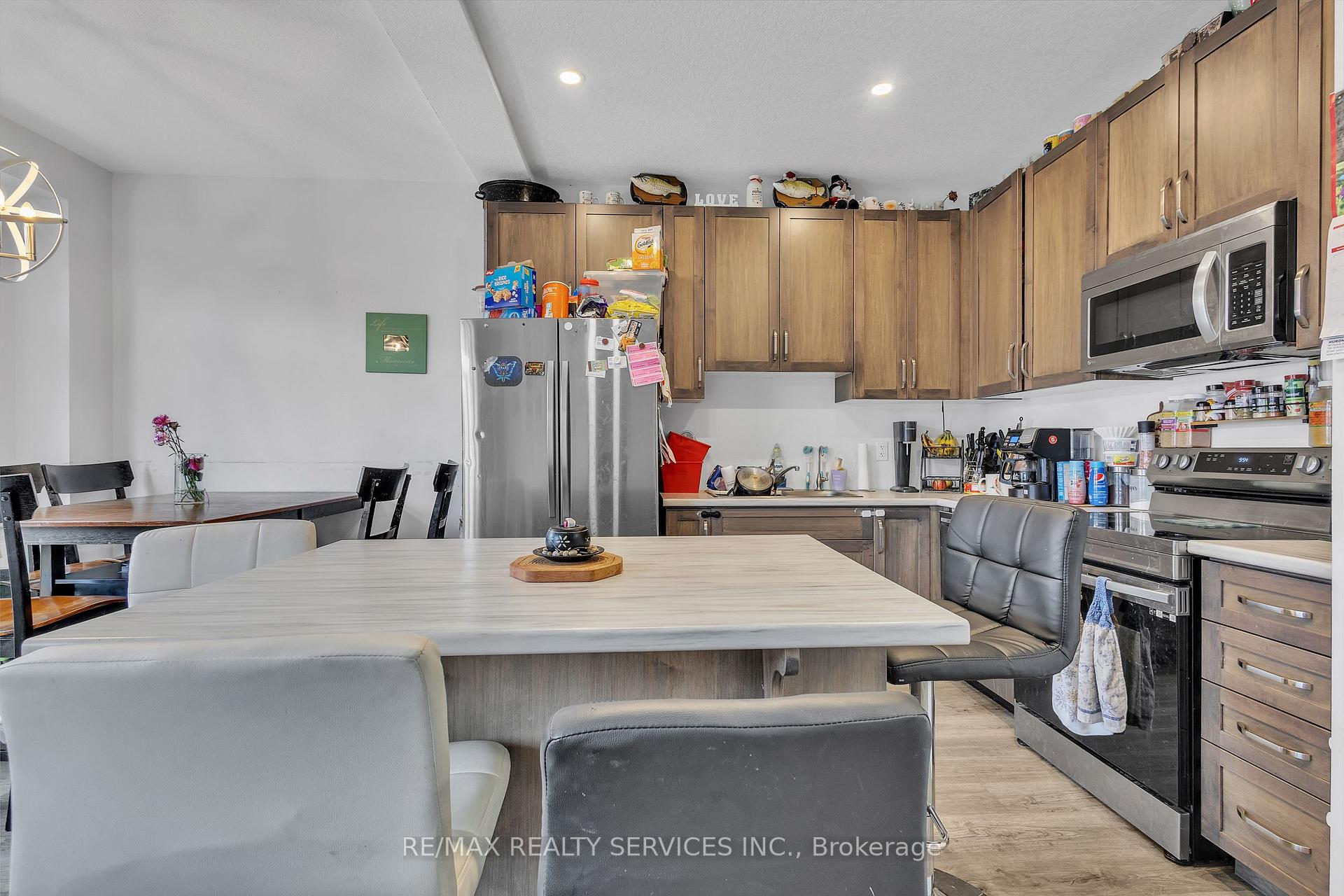 Photo 12 of 877 Edinburgh Drive, Woodstock, Woodstock - North — HOMEH