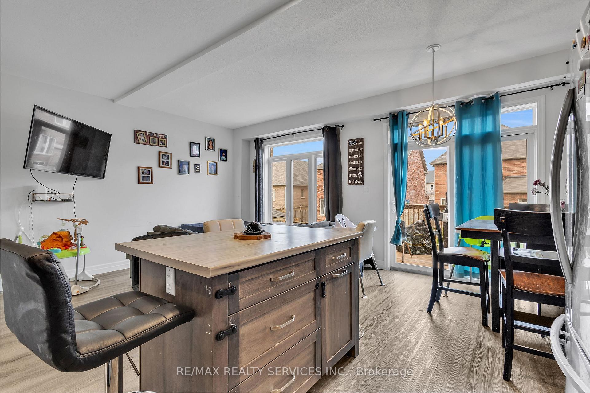 Photo 13 of 877 Edinburgh Drive, Woodstock, Woodstock - North — HOMEH