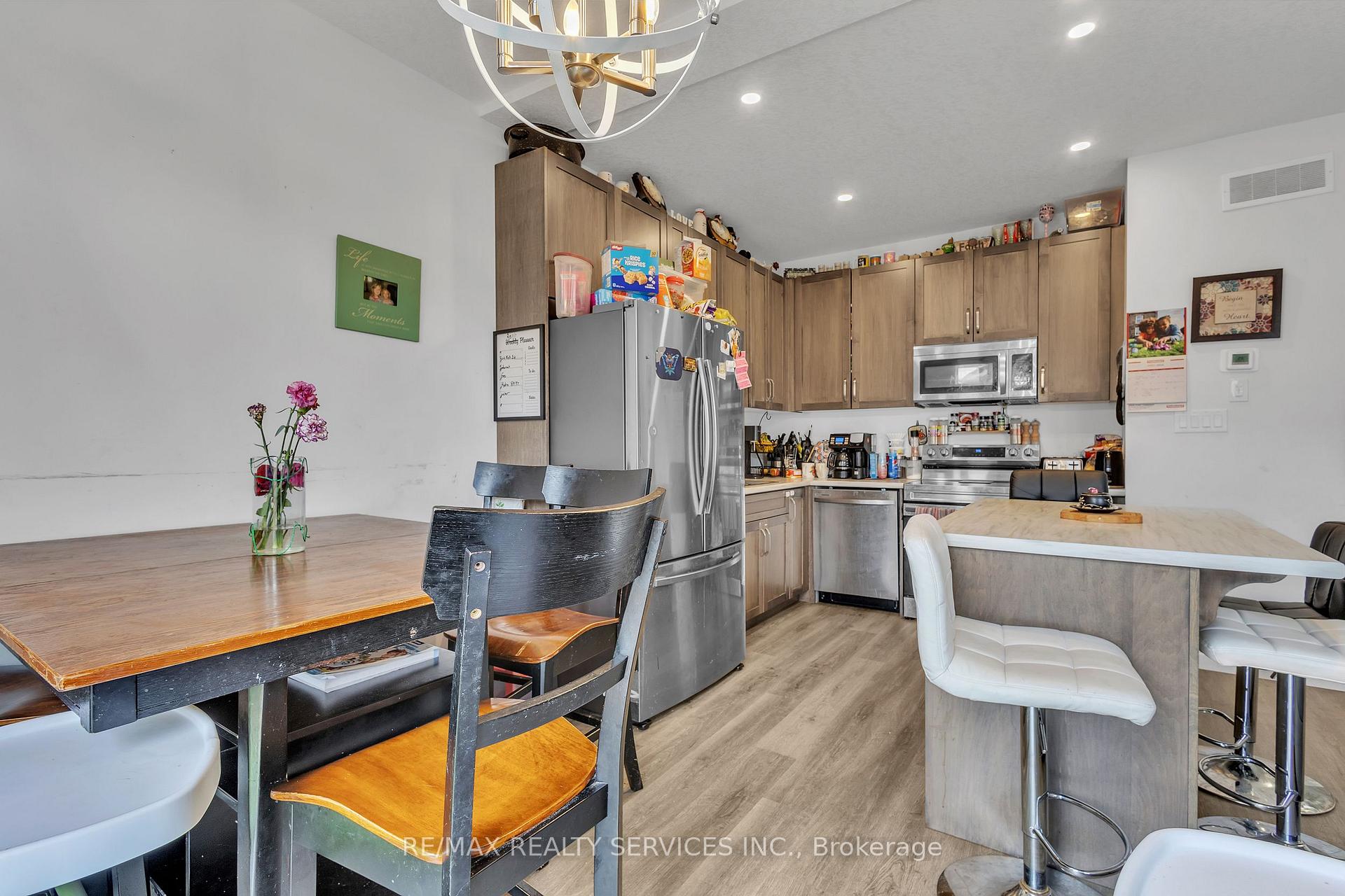 Photo 14 of 877 Edinburgh Drive, Woodstock, Woodstock - North — HOMEH