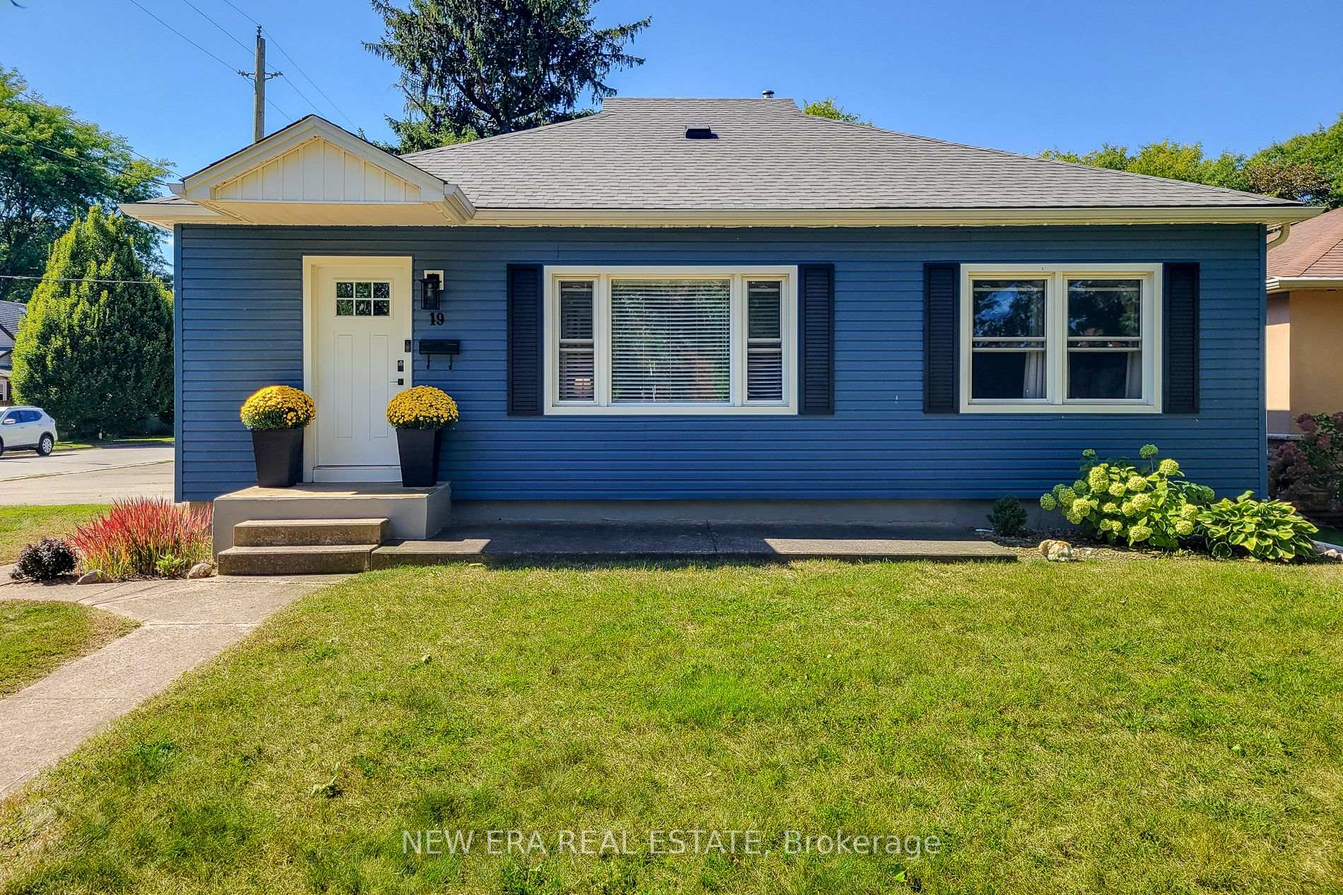 Photo 2 of 19 Thorndale Avenue, St. Catharines, Haig — HOMEH
