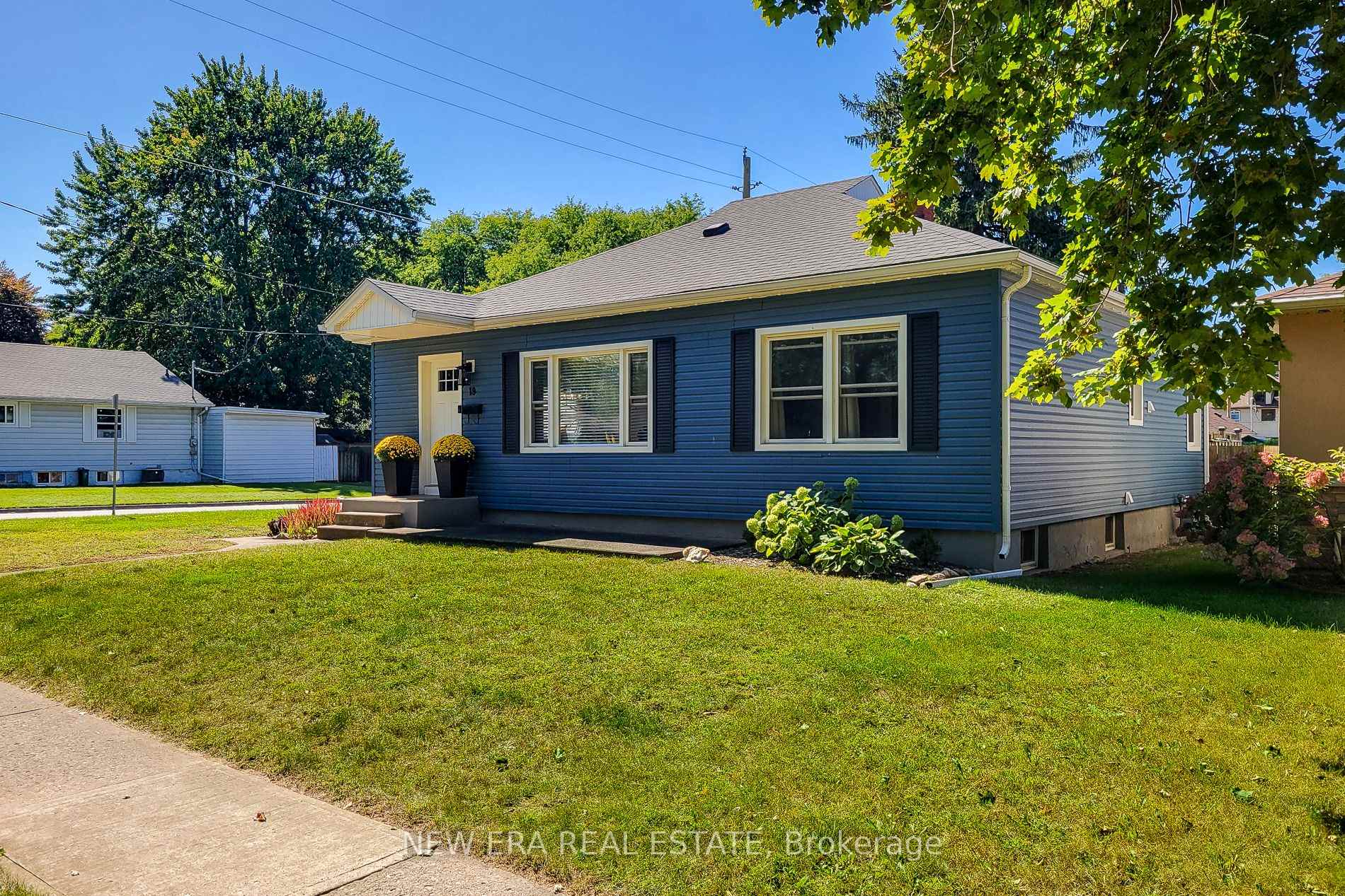Photo 3 of 19 Thorndale Avenue, St. Catharines, Haig — HOMEH