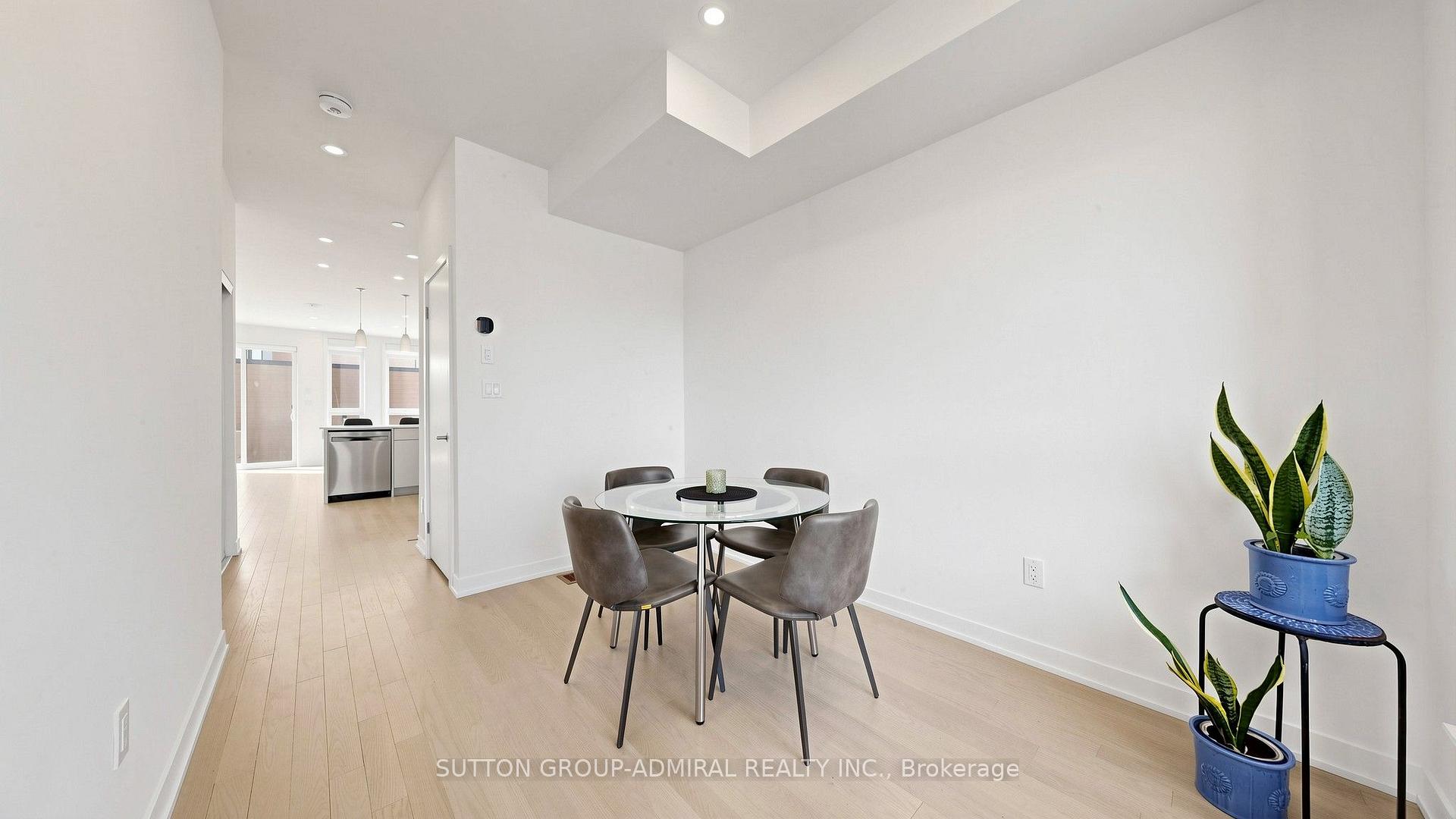 Photo 6 of Unit 1, 70 Green Gardens Boulevard, Toronto, Englemount-Lawrence — HOMEH