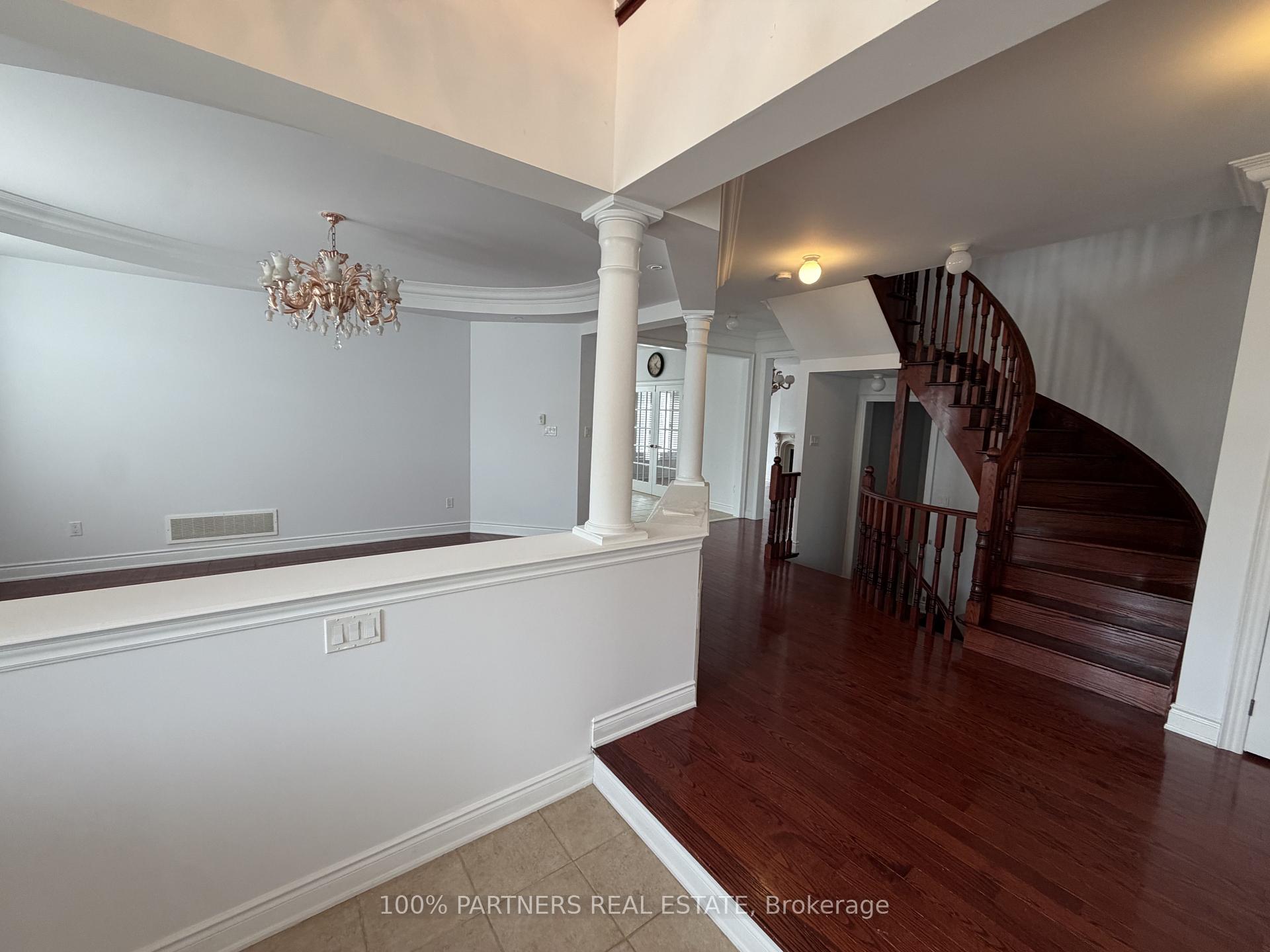 Photo 4 of 56 Woodvalley Crescent, Vaughan, Patterson — HOMEH