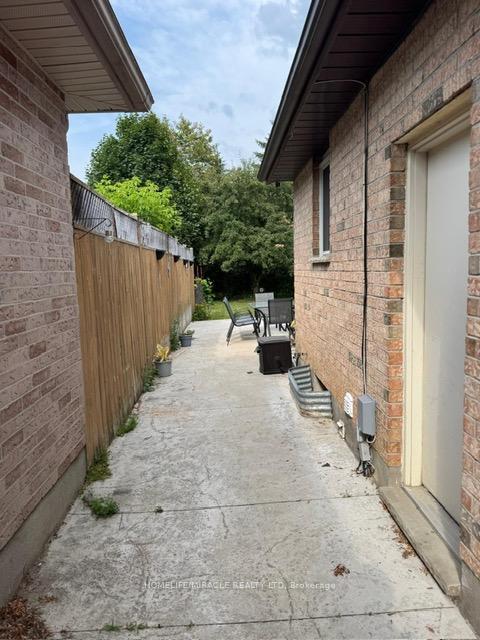 Photo 11 of 143 Grenfell Place, London, North C — HOMEH