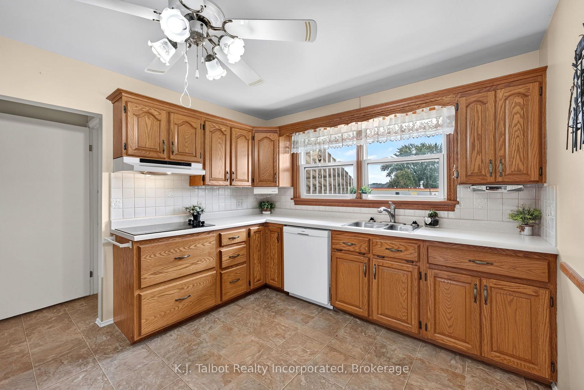Photo 11 of 78 Blake Street E, Goderich, Goderich (Town) — HOMEH