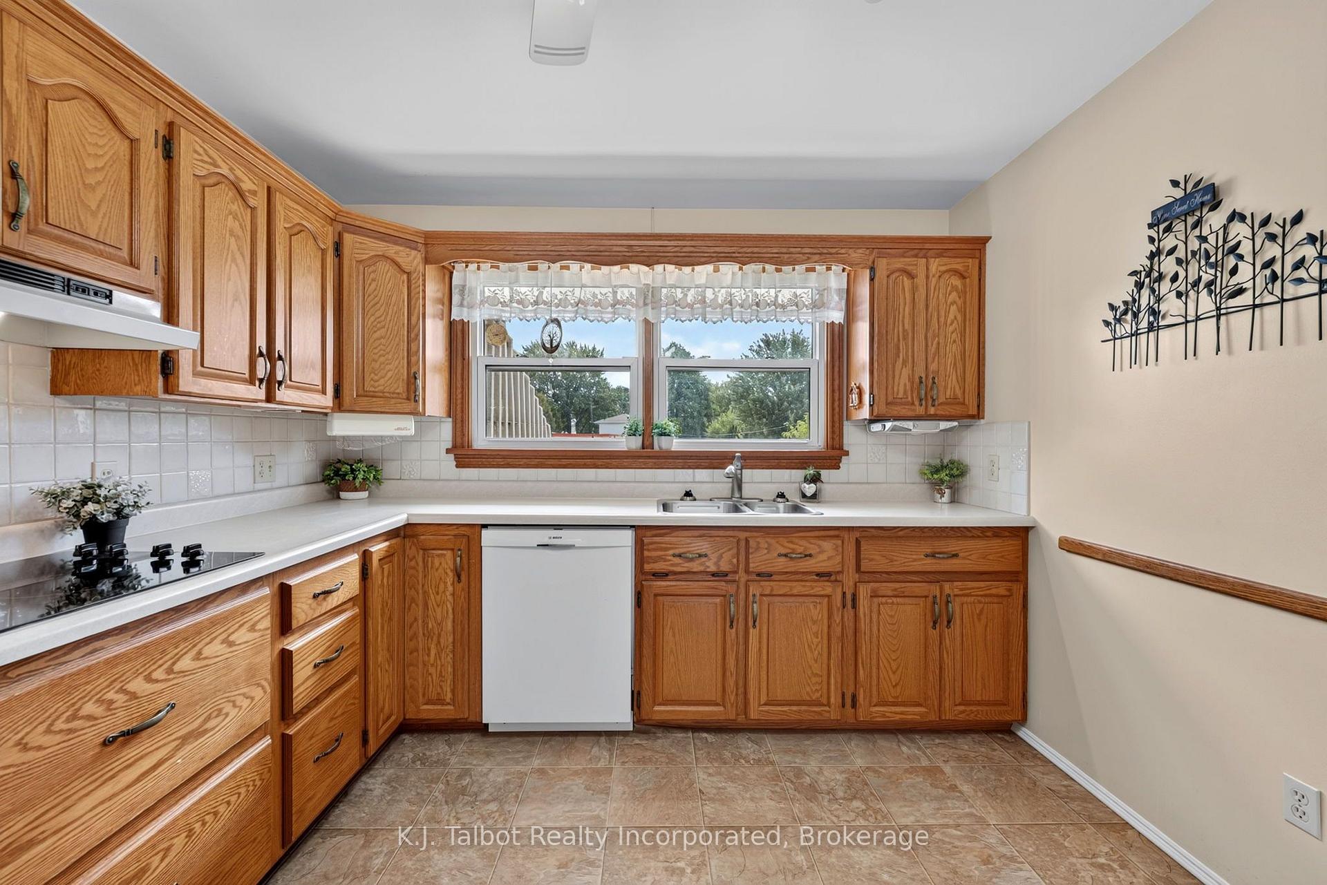Photo 12 of 78 Blake Street E, Goderich, Goderich (Town) — HOMEH