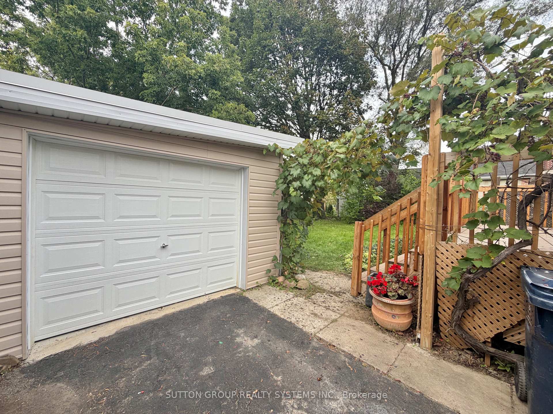 Photo 4 of 26 Compton Crescent, North York, Downsview-Roding-CFB — HOMEH