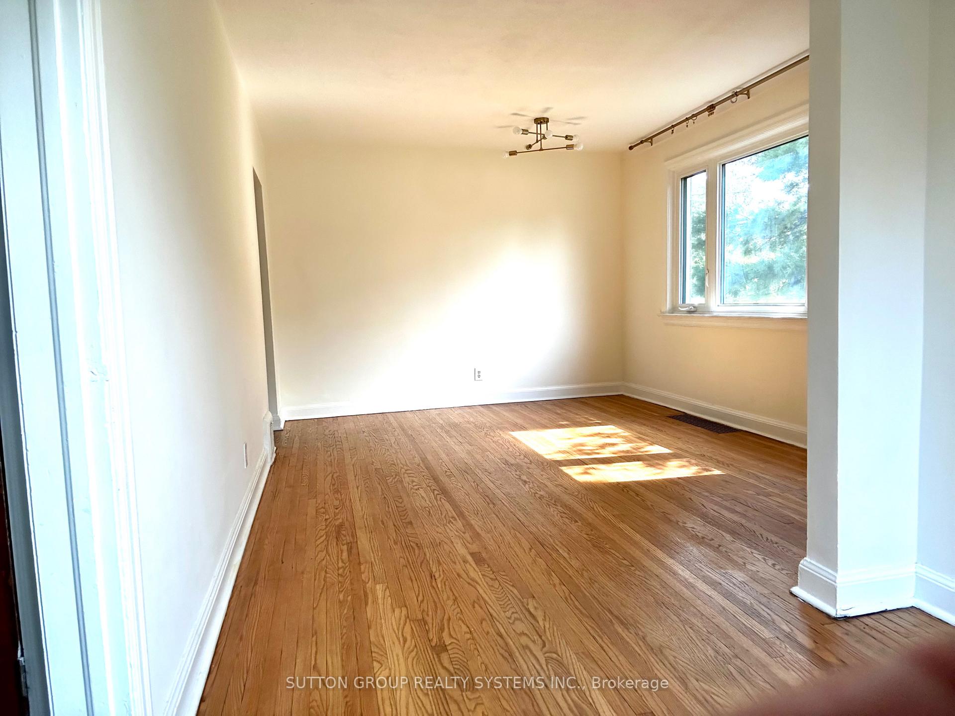 Photo 5 of 26 Compton Crescent, North York, Downsview-Roding-CFB — HOMEH
