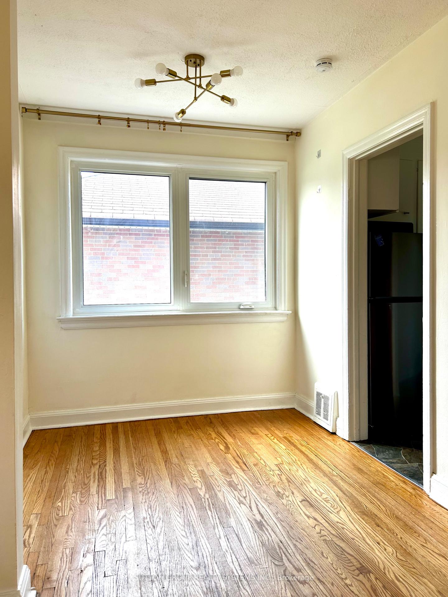 Photo 9 of 26 Compton Crescent, North York, Downsview-Roding-CFB — HOMEH