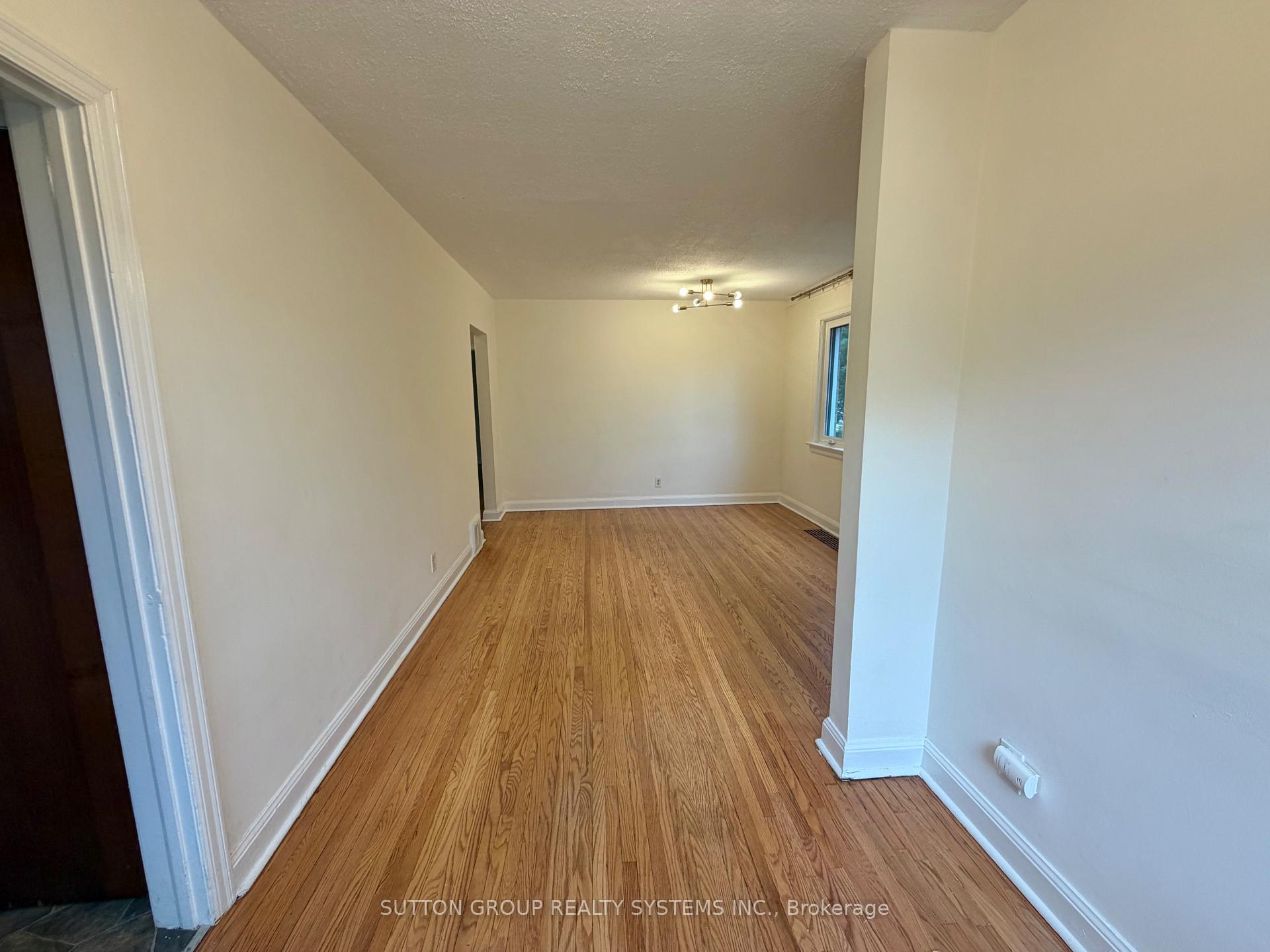 Photo 13 of 26 Compton Crescent, North York, Downsview-Roding-CFB — HOMEH