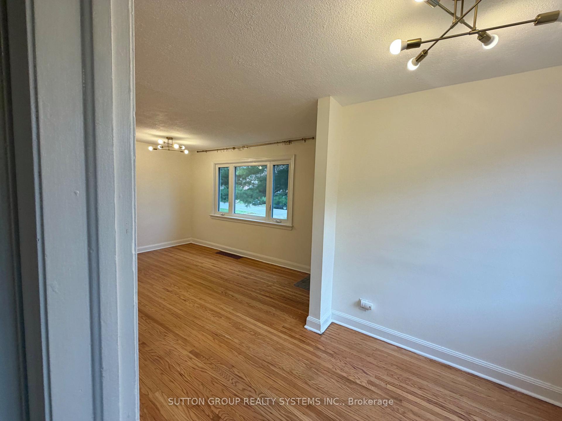 Photo 16 of 26 Compton Crescent, North York, Downsview-Roding-CFB — HOMEH