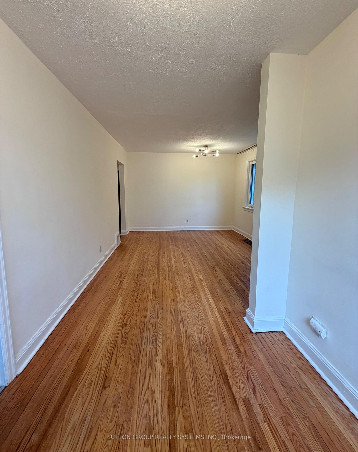 Photo 19 of 26 Compton Crescent, North York, Downsview-Roding-CFB — HOMEH