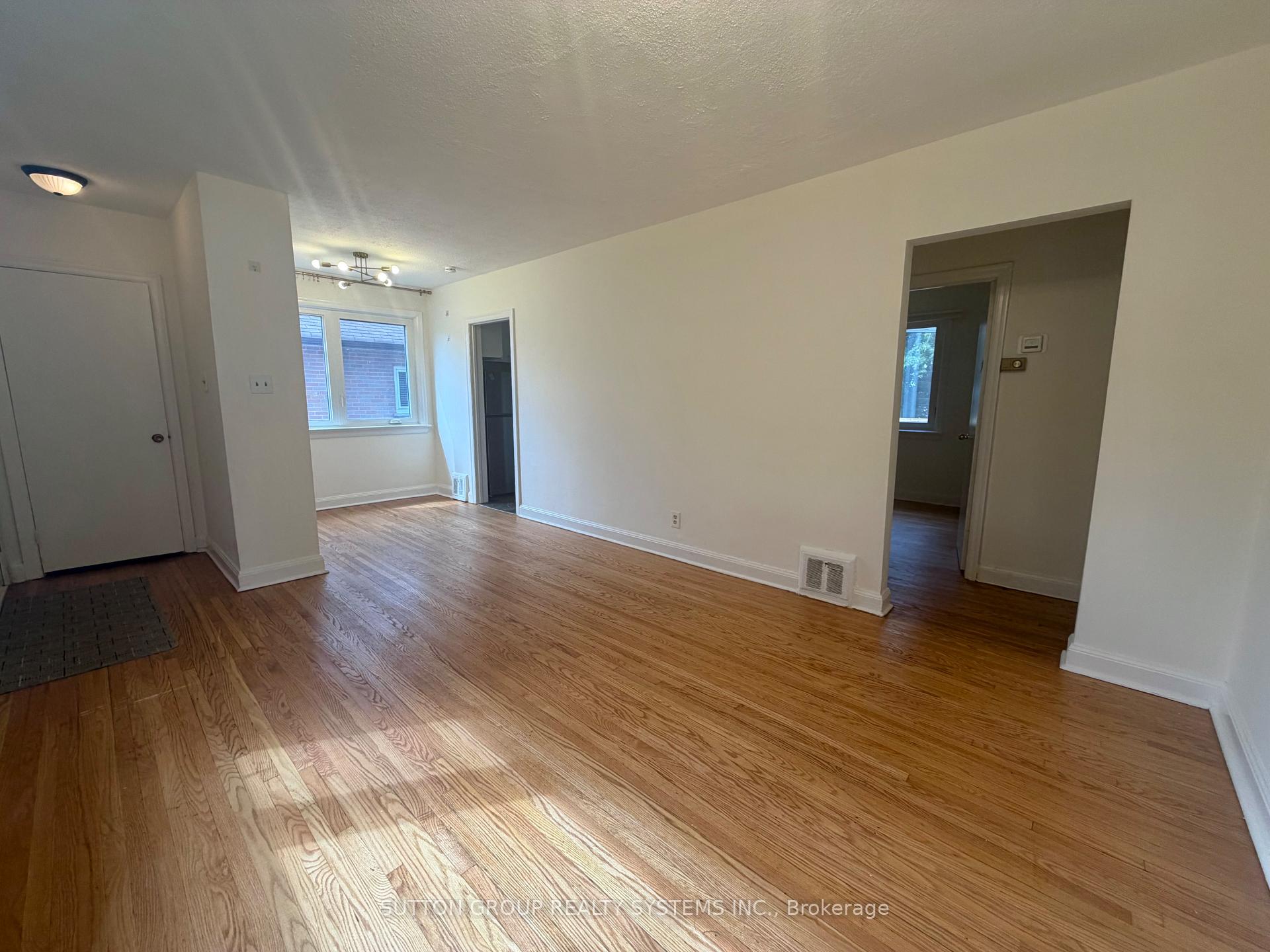 Photo 23 of 26 Compton Crescent, North York, Downsview-Roding-CFB — HOMEH