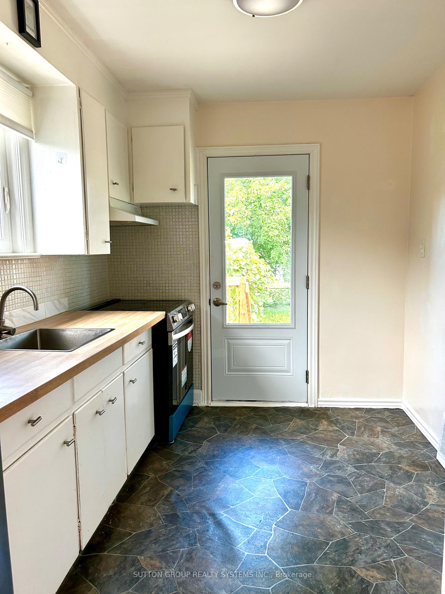 Photo 28 of 26 Compton Crescent, North York, Downsview-Roding-CFB — HOMEH