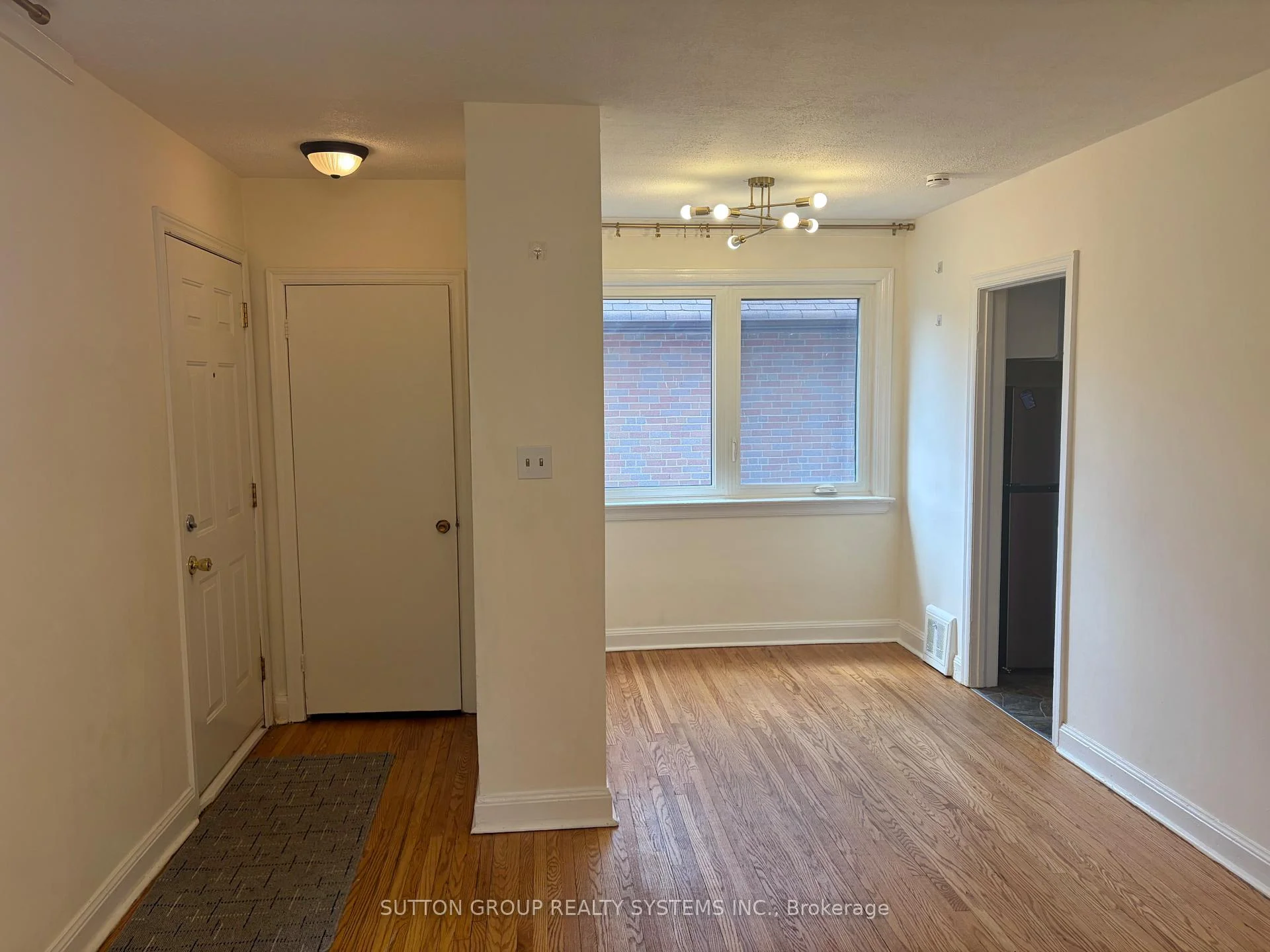 Photo 7 of 26 Compton Crescent, North York, Downsview-Roding-CFB — HOMEH