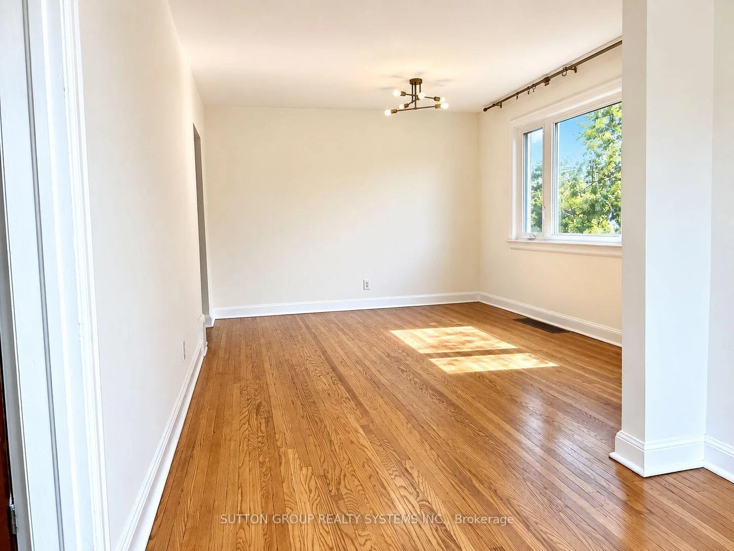 Photo 8 of 26 Compton Crescent, North York, Downsview-Roding-CFB — HOMEH