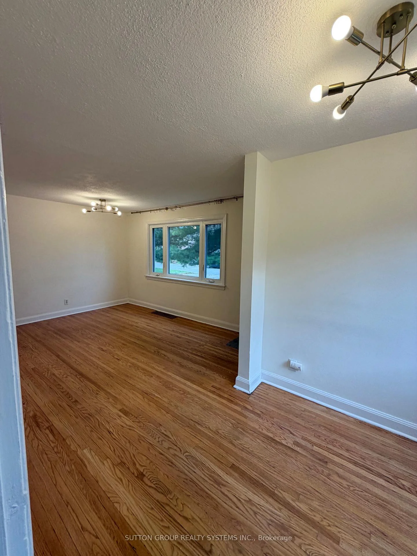 Photo 10 of 26 Compton Crescent, North York, Downsview-Roding-CFB — HOMEH